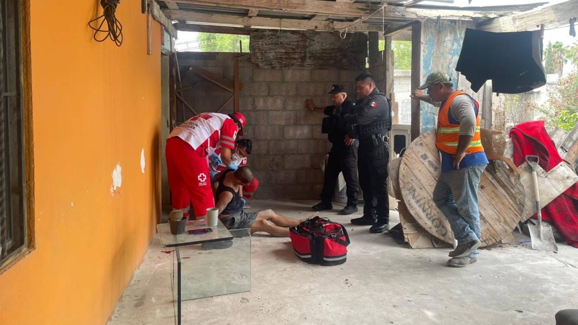Con machete en mano, hombre amenaza a su madre en Reynosa