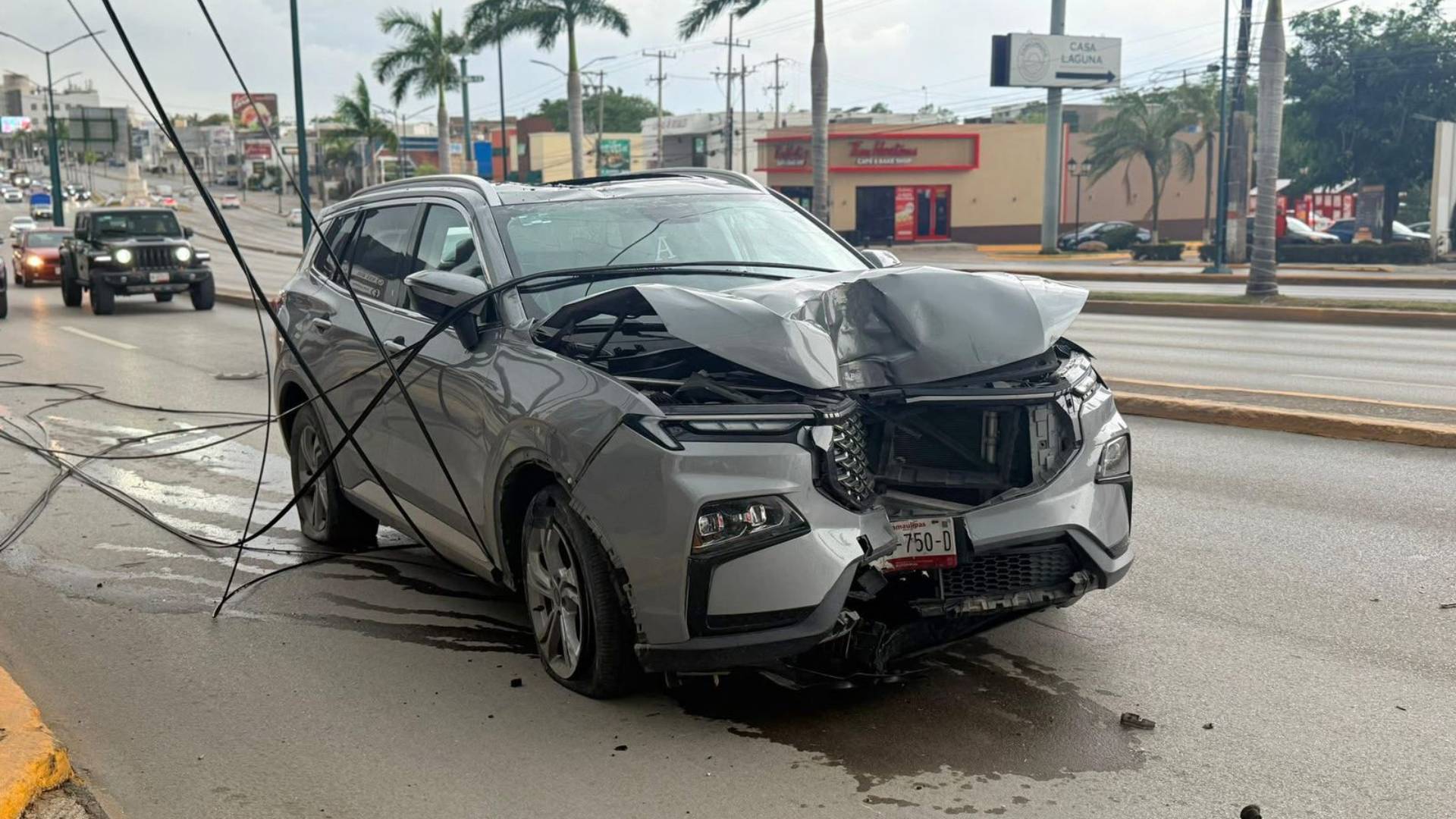 Brutal choque derriba poste en Tampico; camioneta queda destrozada