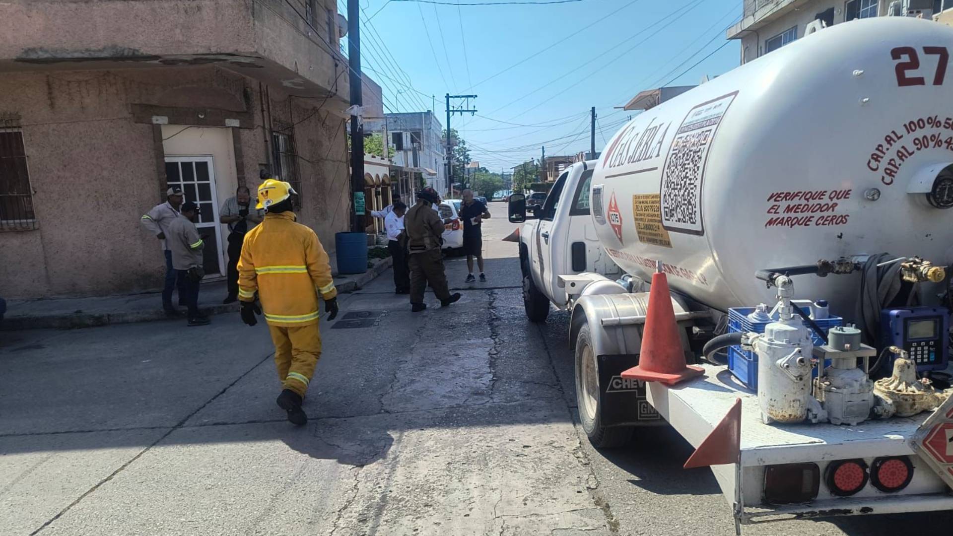 Pipa choca por alcance con auto en Ciudad Madero