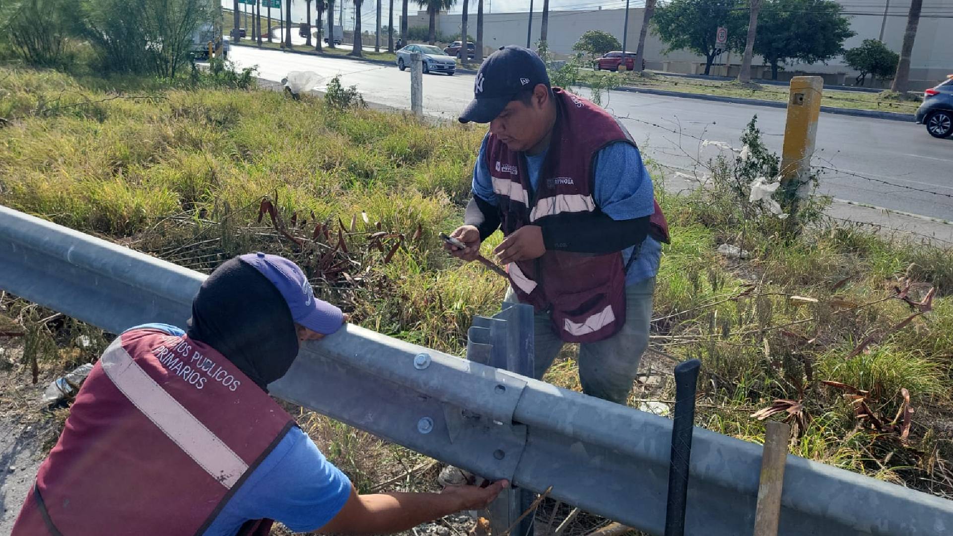 Reynosa refuerza instalación de defensas metálicas para prevenir accidentes