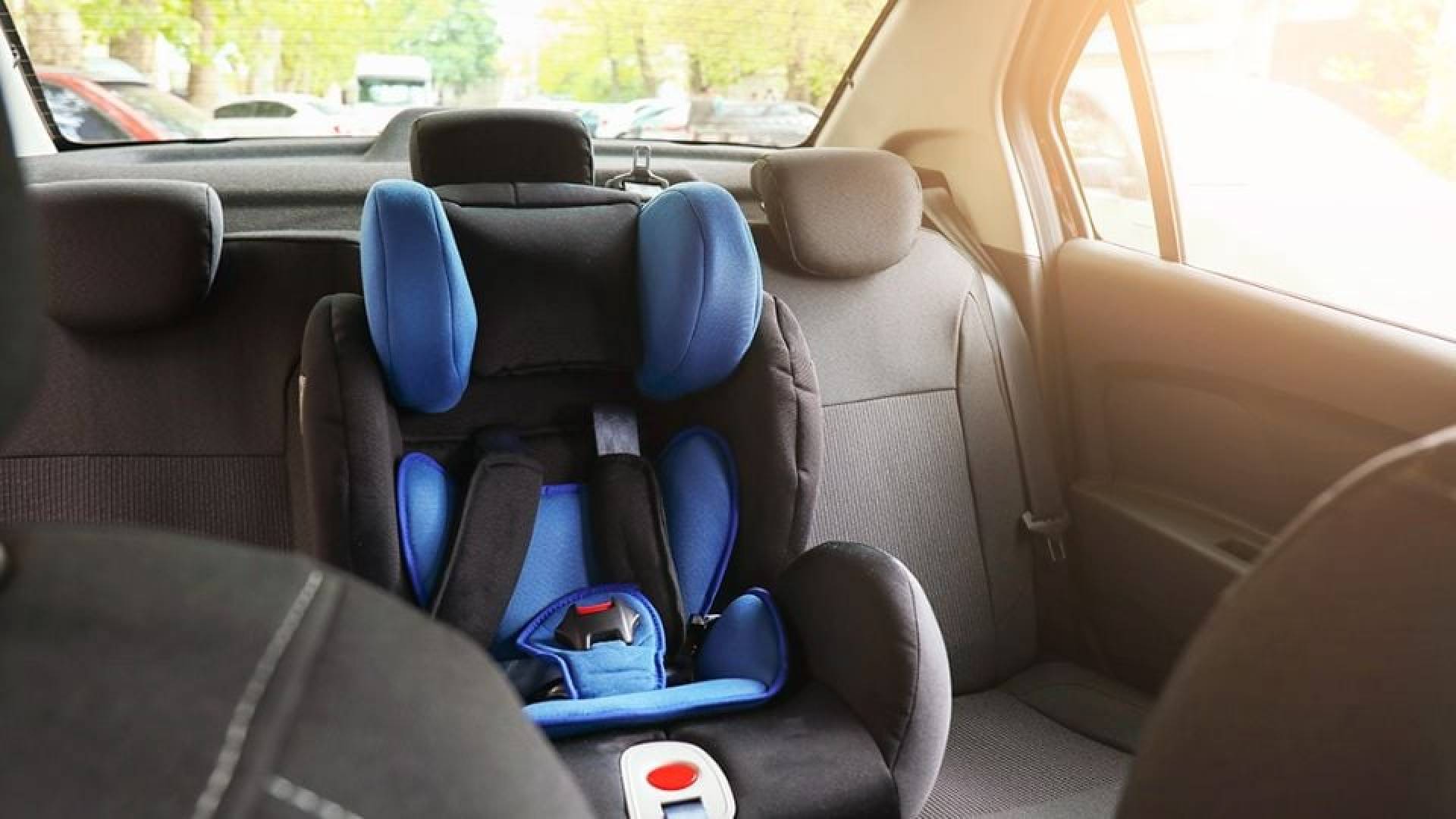 Muere niño de 3 años tras quedar horas dentro de un automóvil