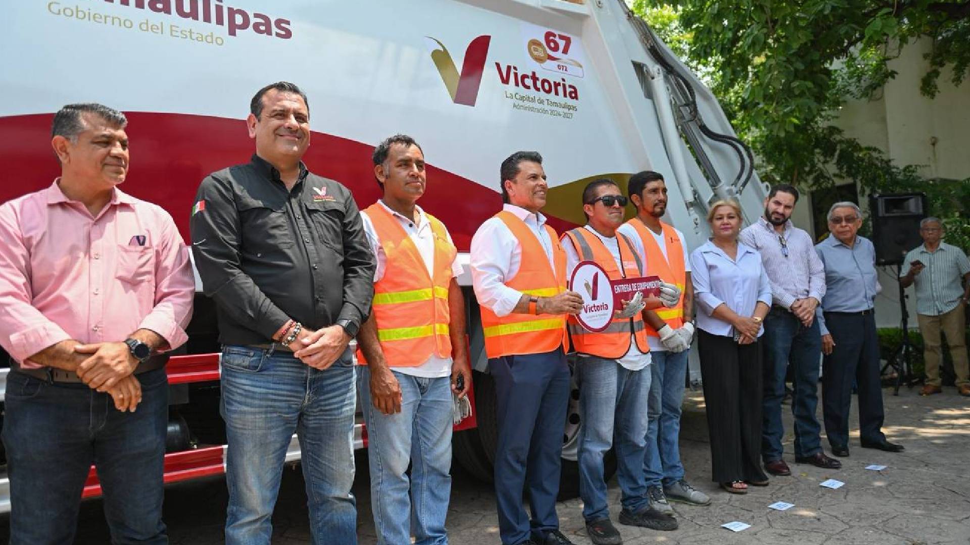 Lalo Gattás entrega nuevo camión recolector en Victoria