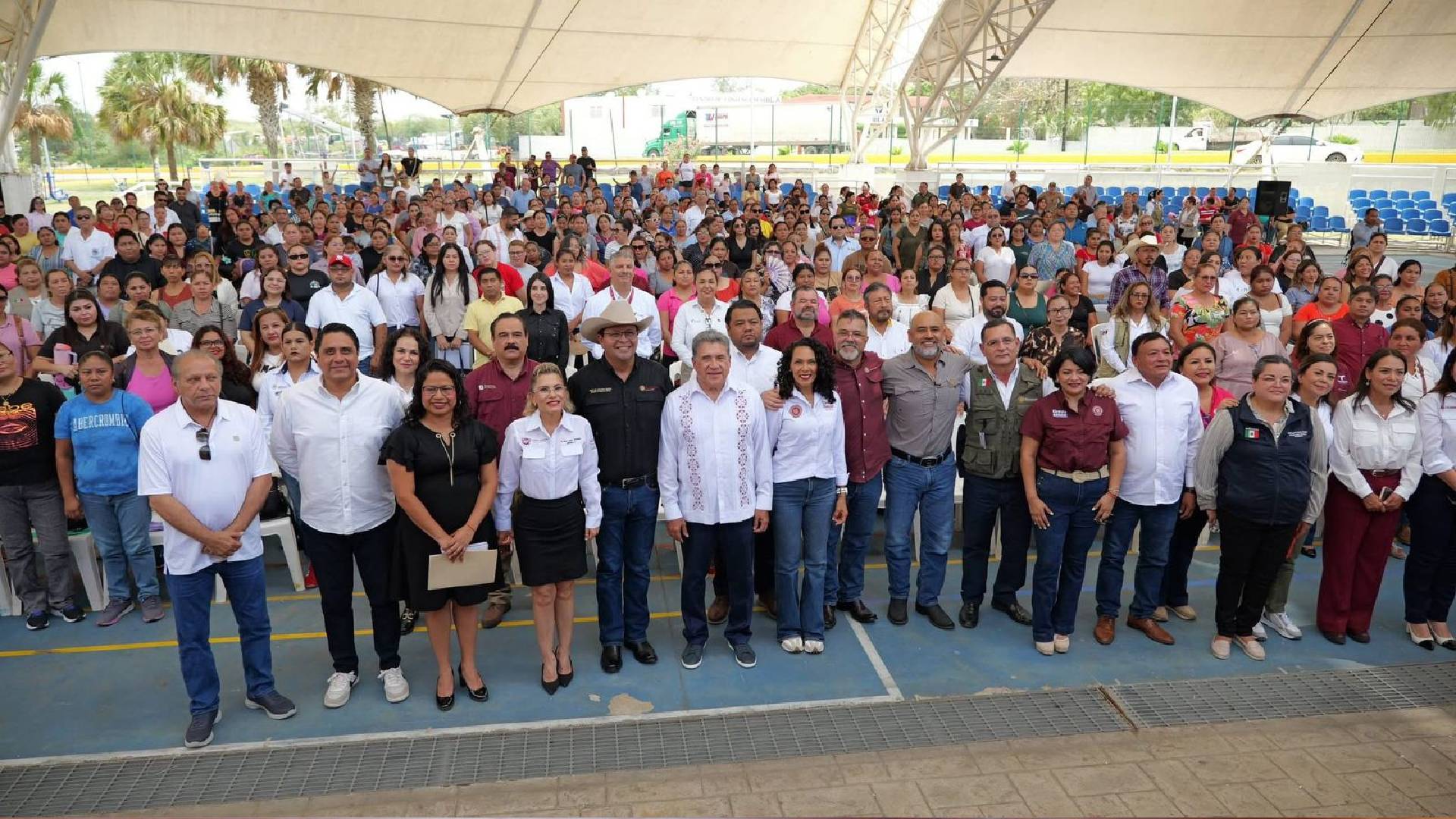 Armando Martínez encabeza entrega del programa «La Escuela es Nuestra»