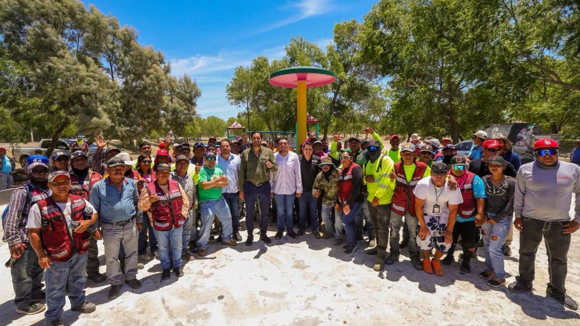 Carlos Peña reconoce labor de jardineros municipales en Reynosa
