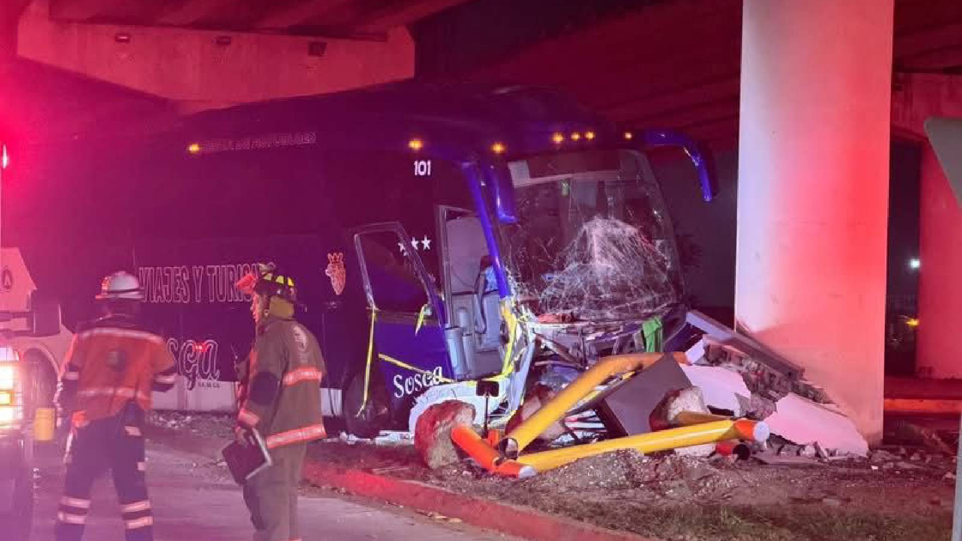 Pavimento mojado provoca volcadura de autobús en Altamira