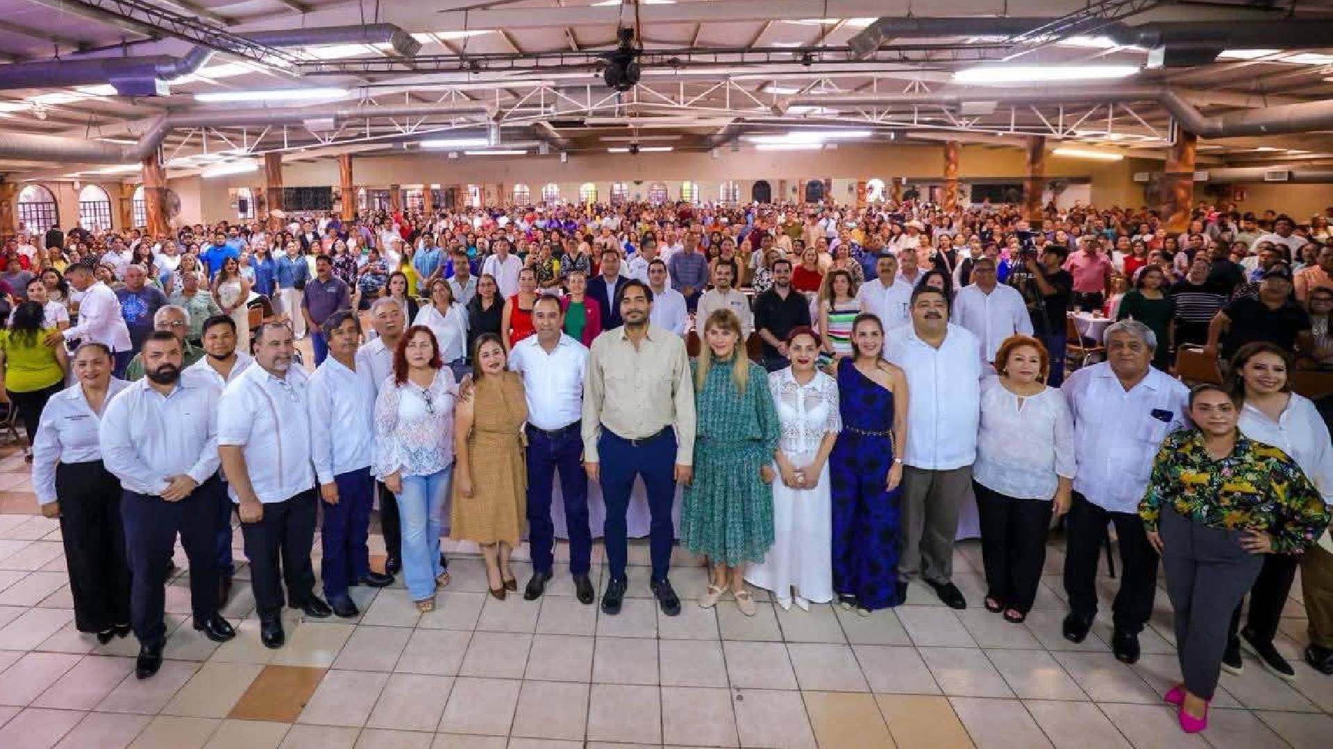Carlos Peña Ortiz festeja a miles de maestros en Reynosa