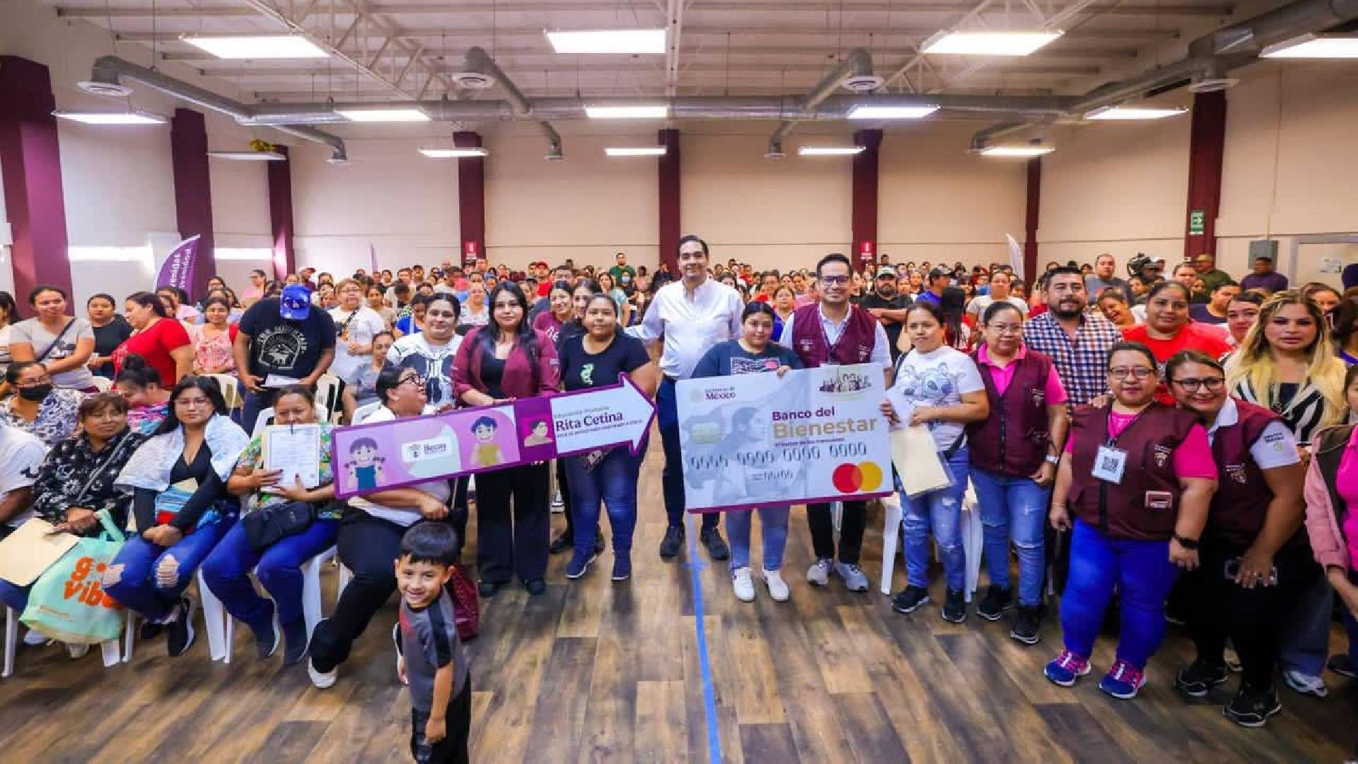 Carlos Peña entrega tarjetas de la Beca Rita Cetina en Reynosa