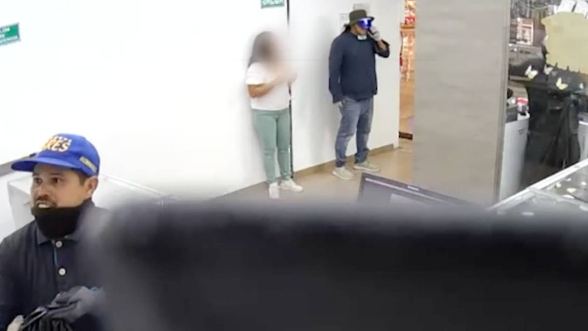 Hombres armados roban joyería valuada en 3 mdp