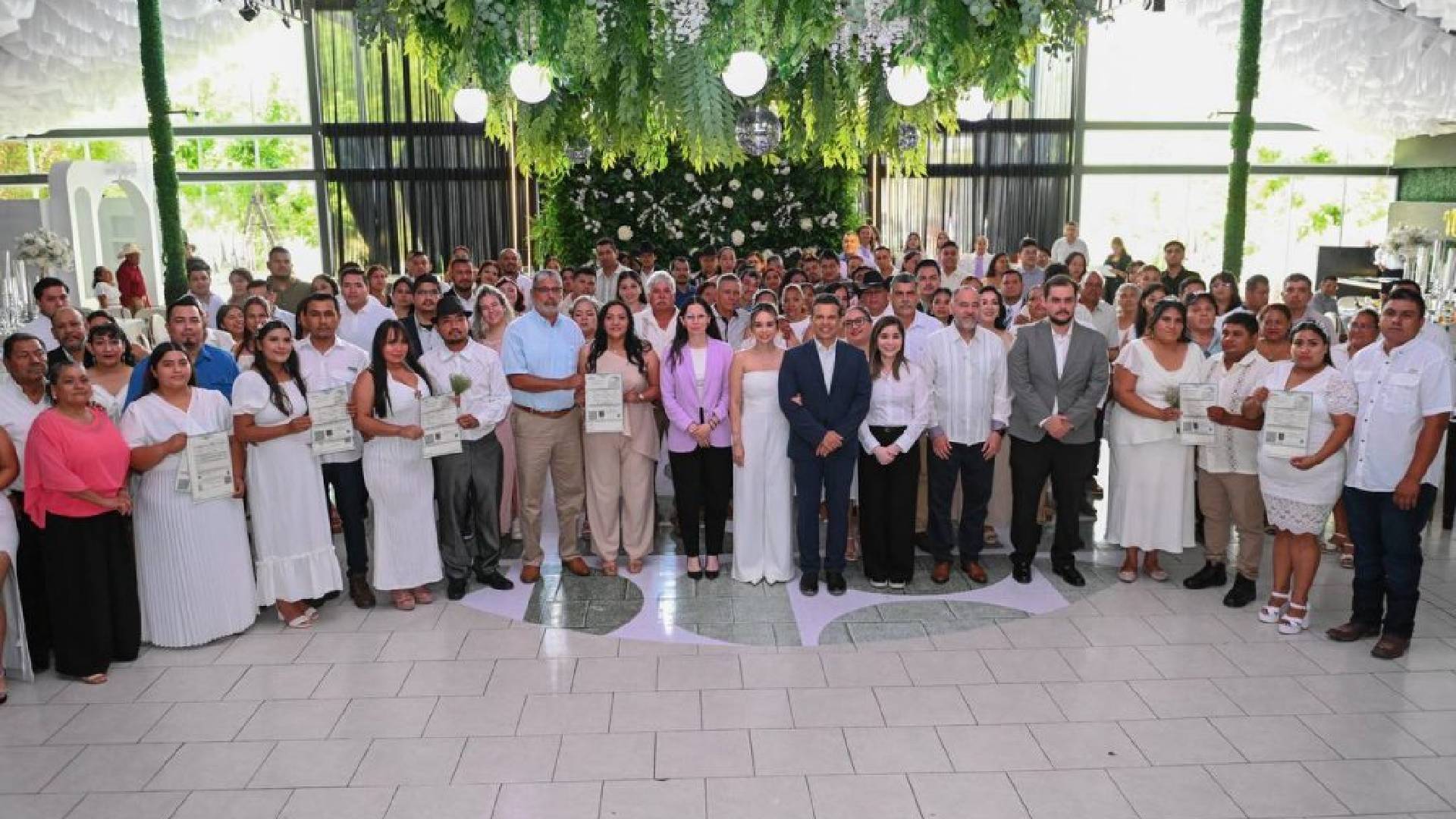 Lucy y Lalo Gattás apadrinan a parejas en matrimonios colectivos del DIF Victoria