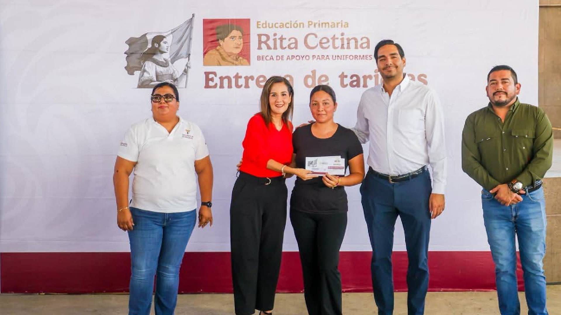 Carlos Peña Ortiz entrega Becas Rita Cetina a estudiantes de Jarachina Sur