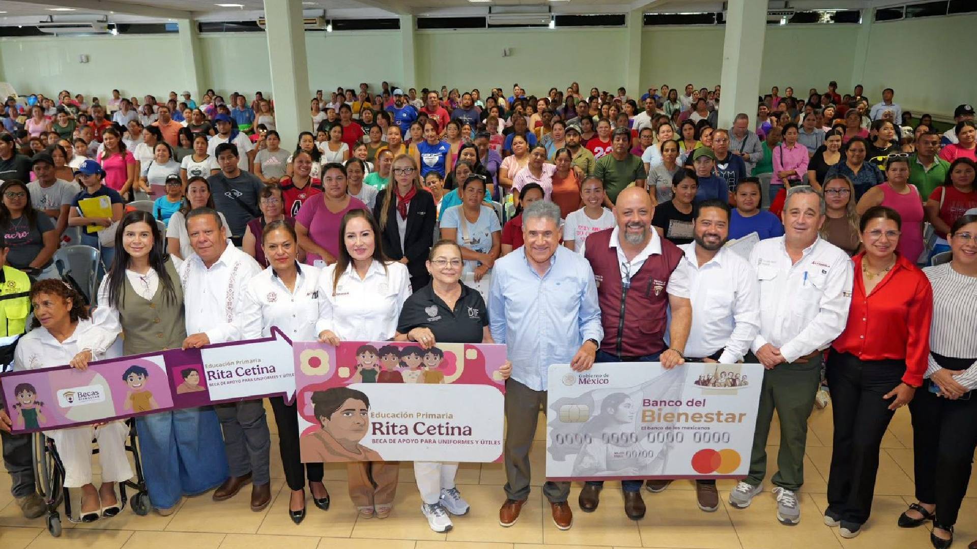 Armando Martínez entrega becas “Rita Cetina” en Altamira