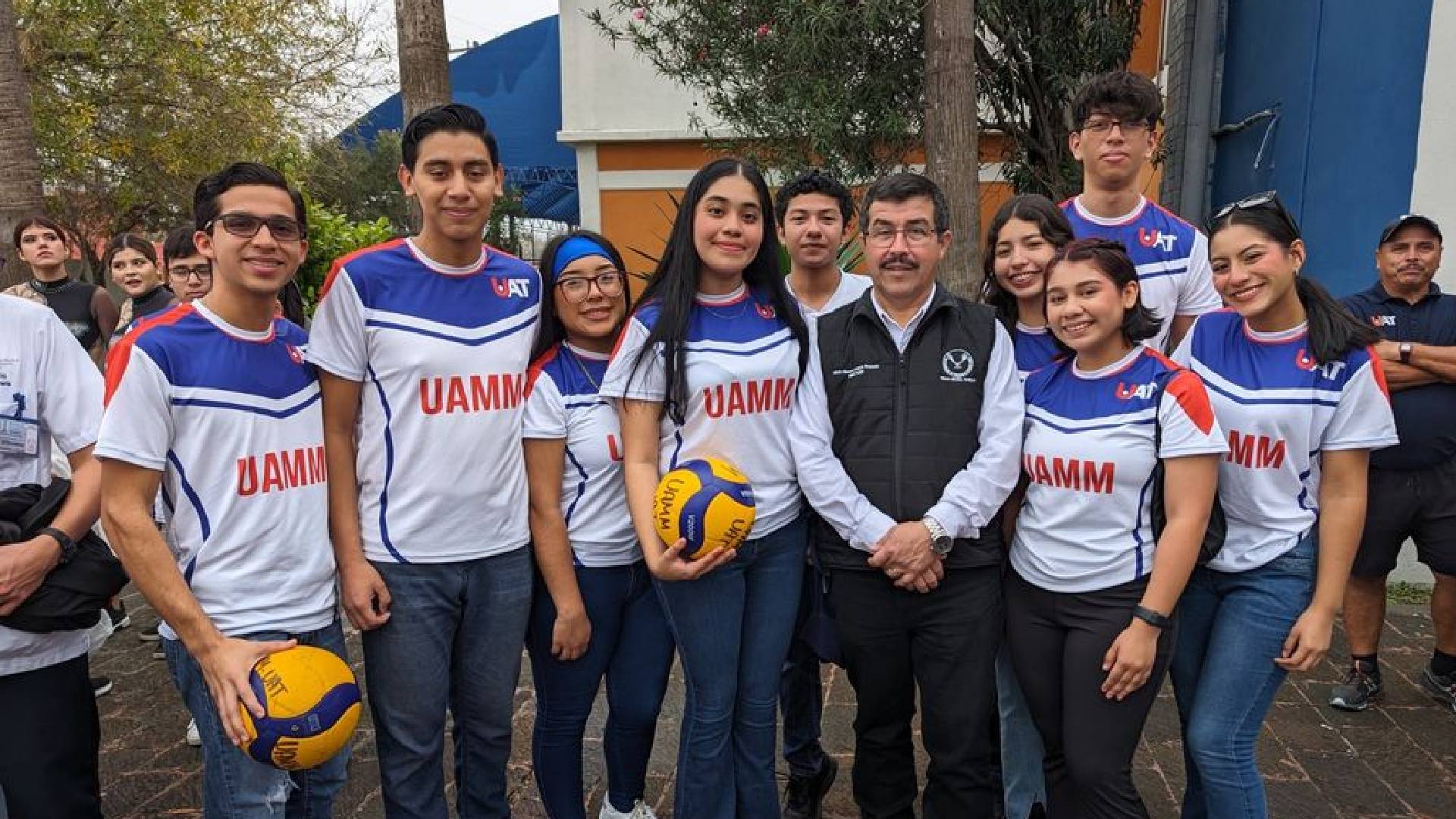 Dámaso Anaya reafirma apoyo a estudiantes de la UAT