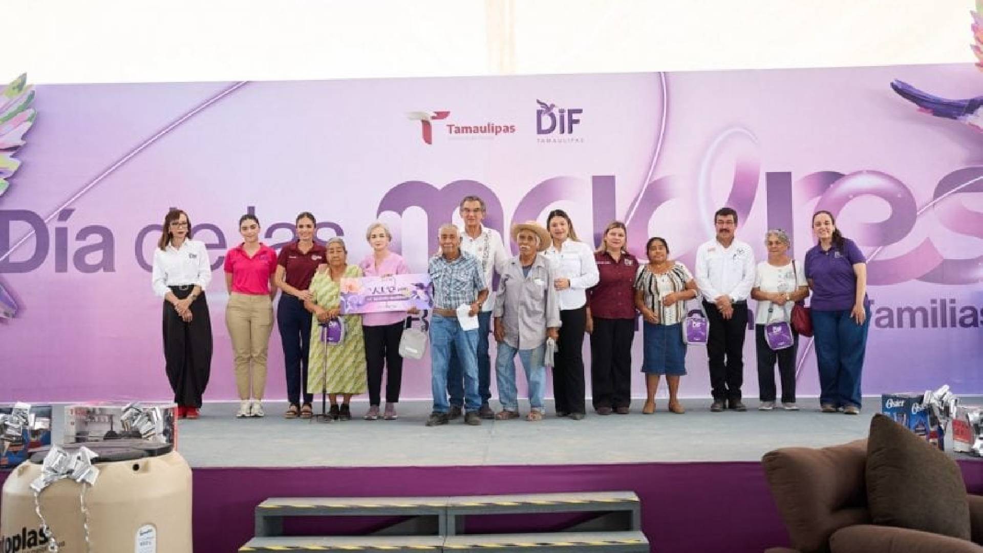 Américo y María Villarreal llevan apoyos y festejo a madres de Abasolo