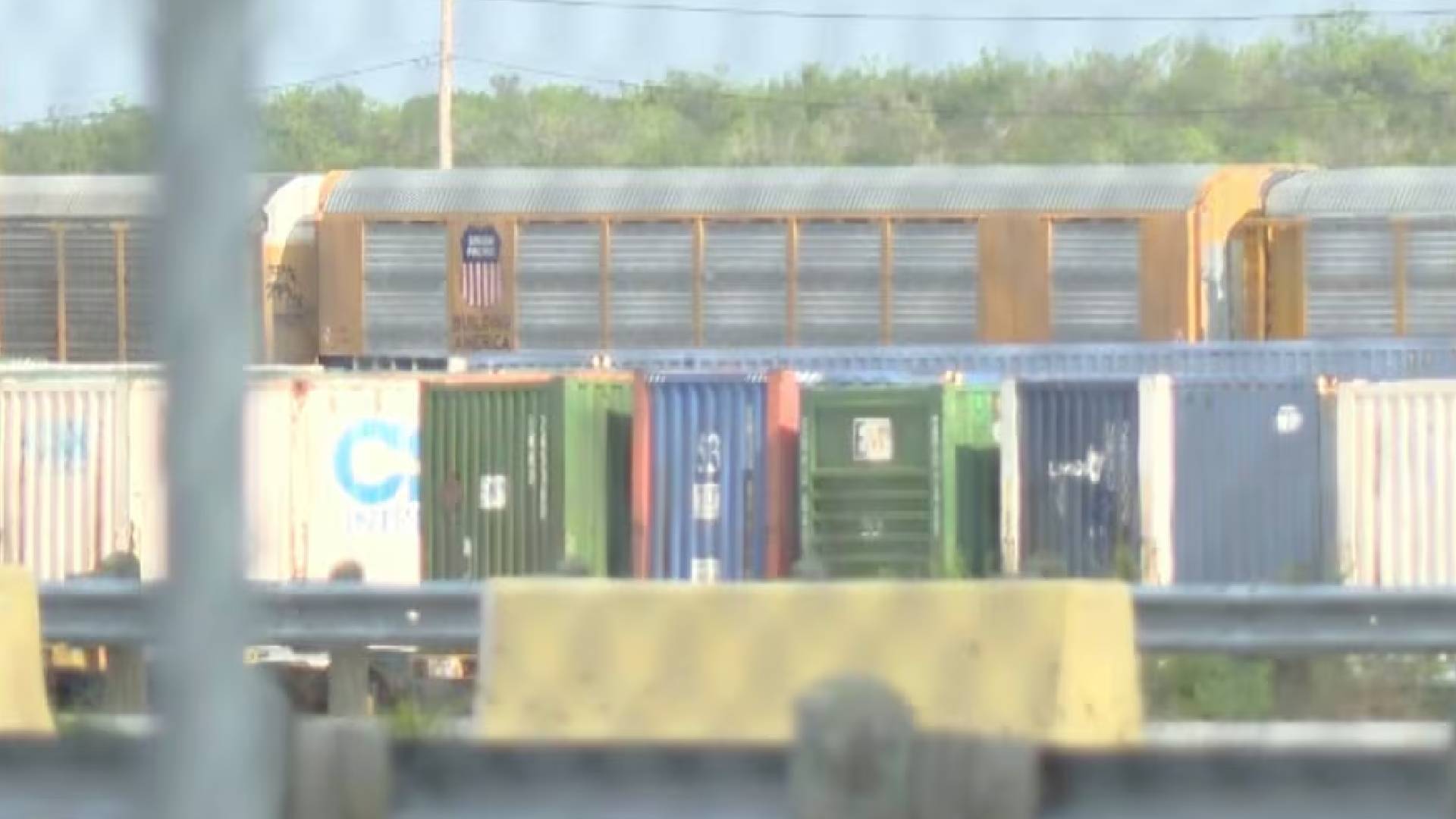 Hallan muertos a tres migrantes mexicanos en vagón de tren en Texas