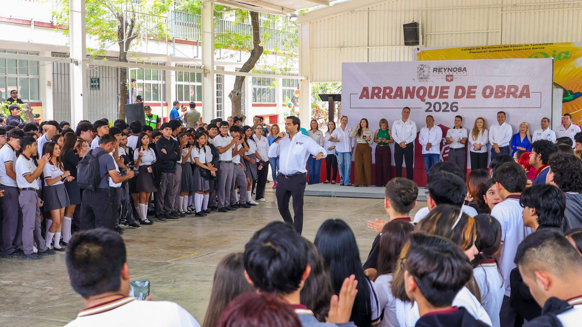 Estudiantes reconocen apoyo de Carlos Peña Ortiz a la educación