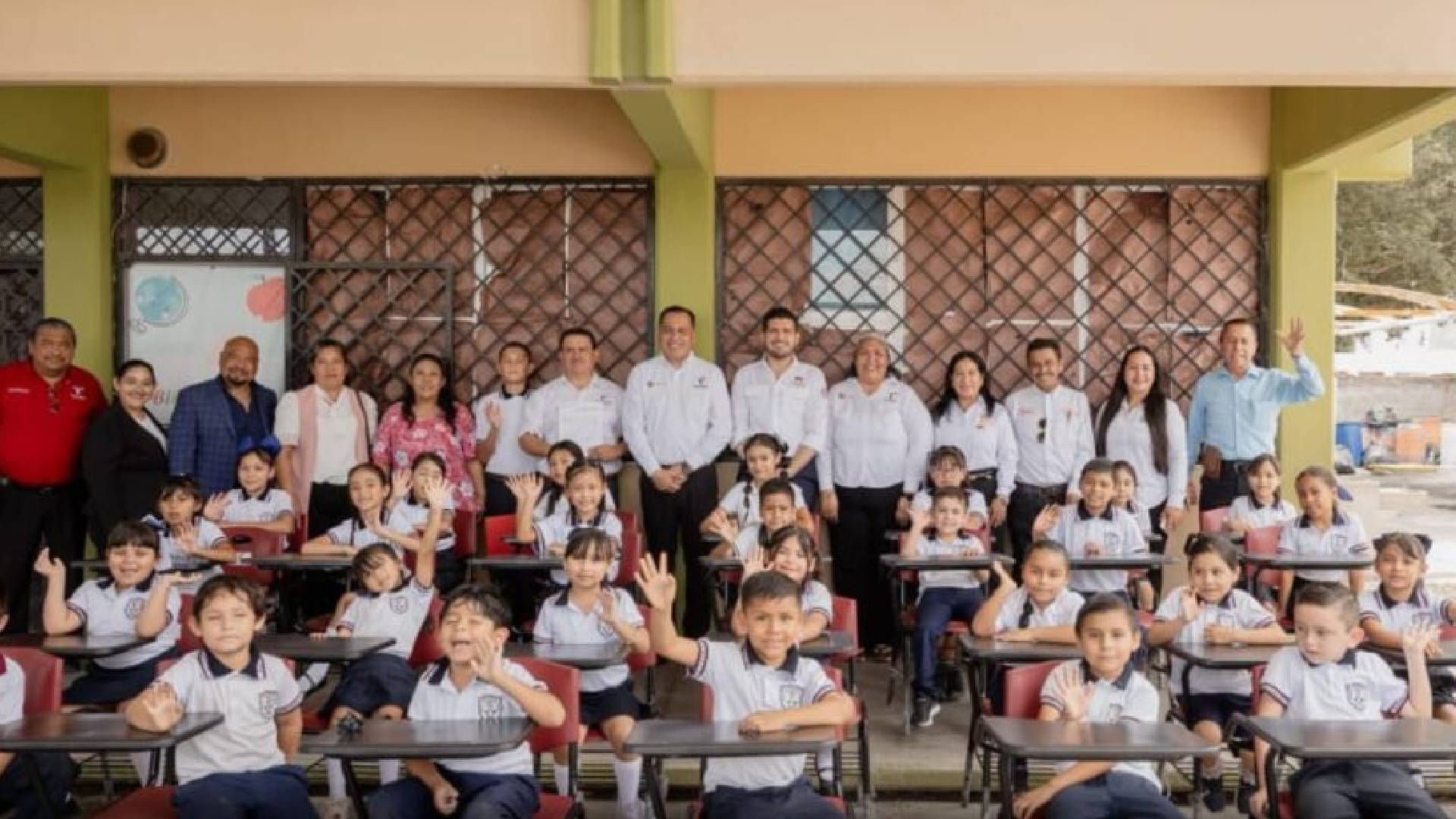 Entrega Beto Granados mobiliario para elevar la calidad educativa en Matamoros