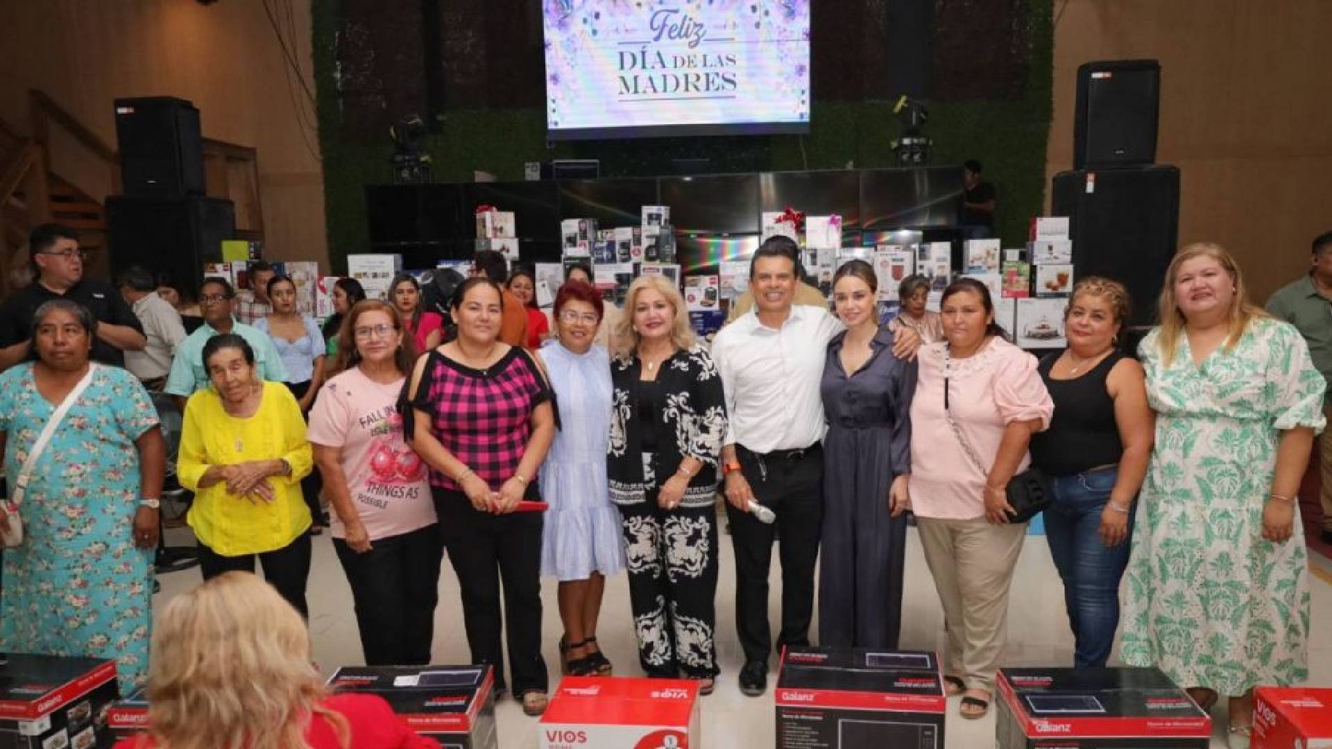 Lalo y Lucy Gattás festejan a las mamás de Victoria