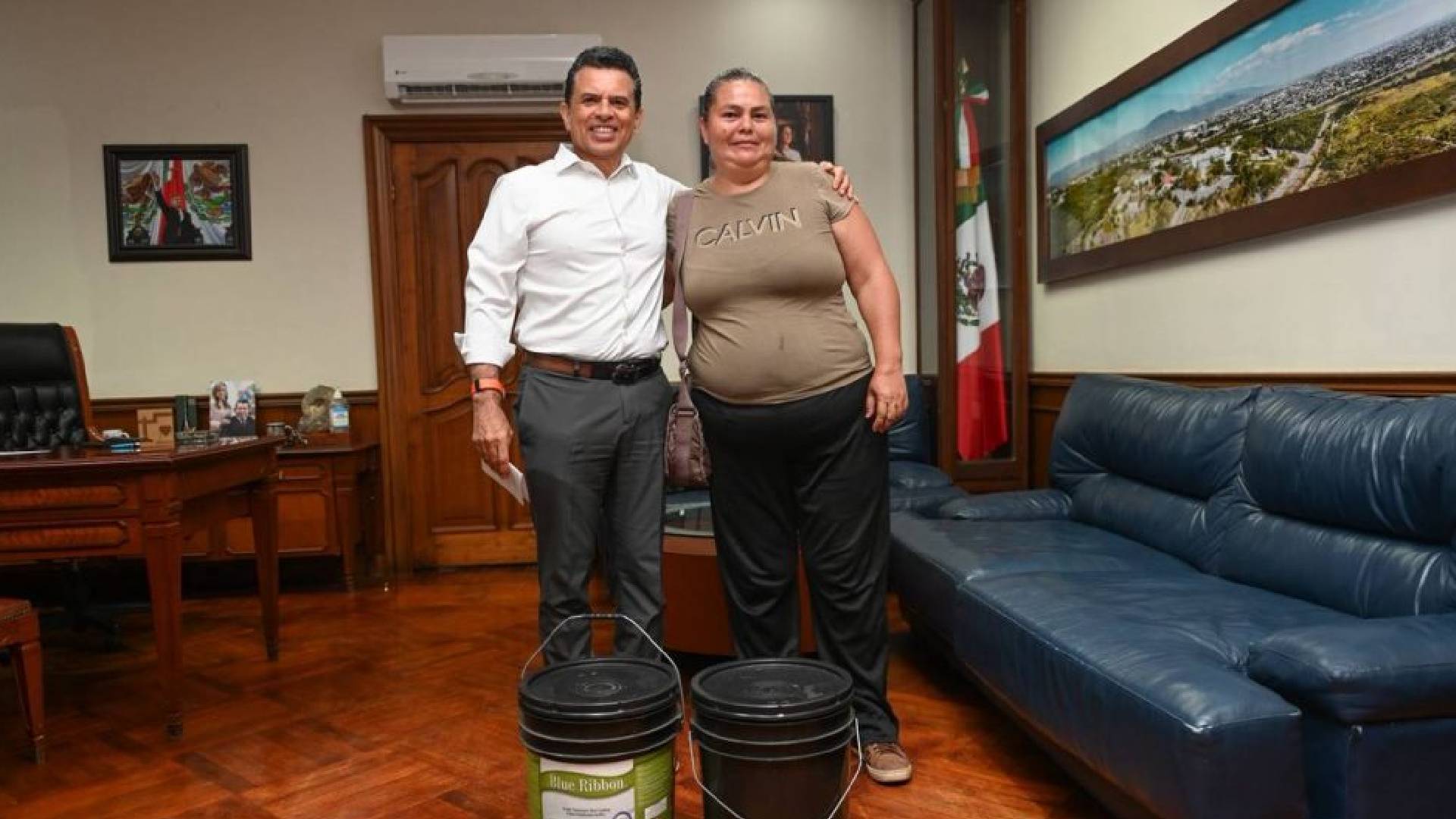 Lalo Gattás entrega apoyos a familias de Ciudad Victoria