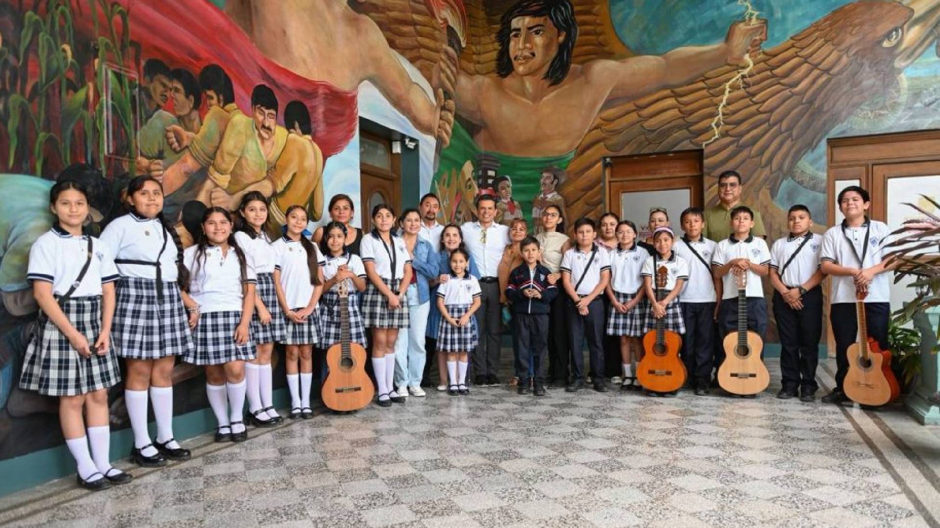 Lalo Gattás recibe a niños victorenses que participarán en evento nacional de rondallas.