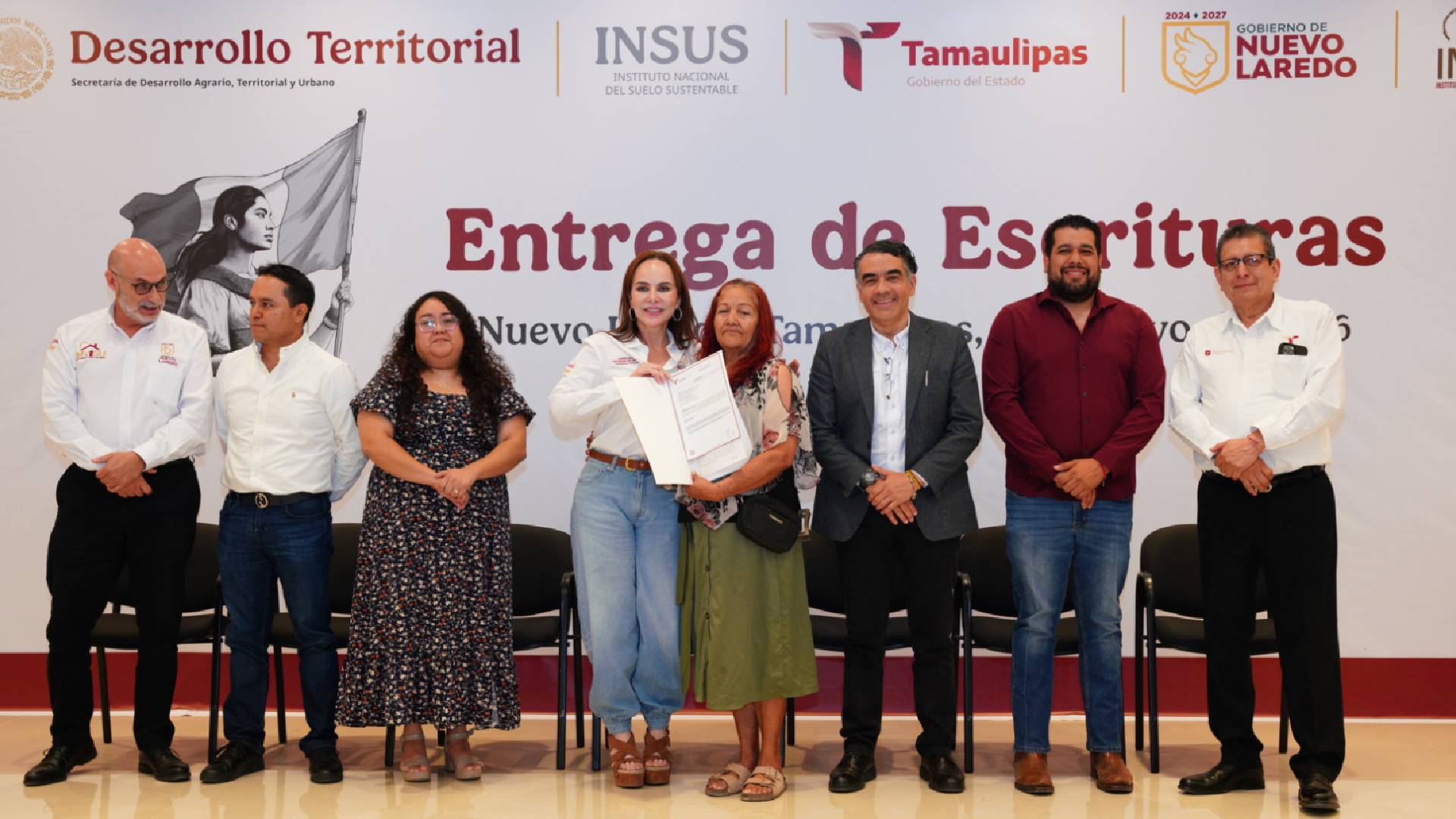 Entrega Carmen Lilia Canturosas 200 escrituras gratuitas a familias de Nuevo Laredo
