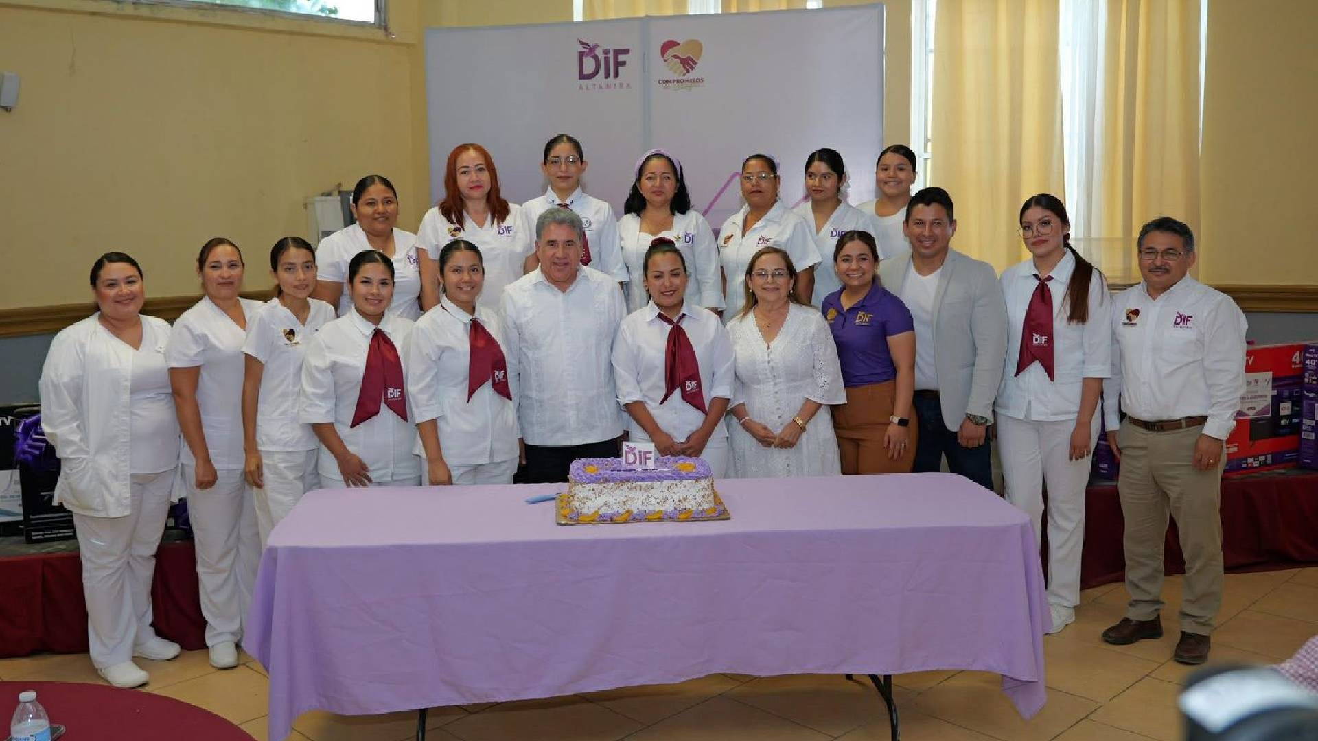 Reconoce Armando Martínez a enfermeras y comunicólogos en su día