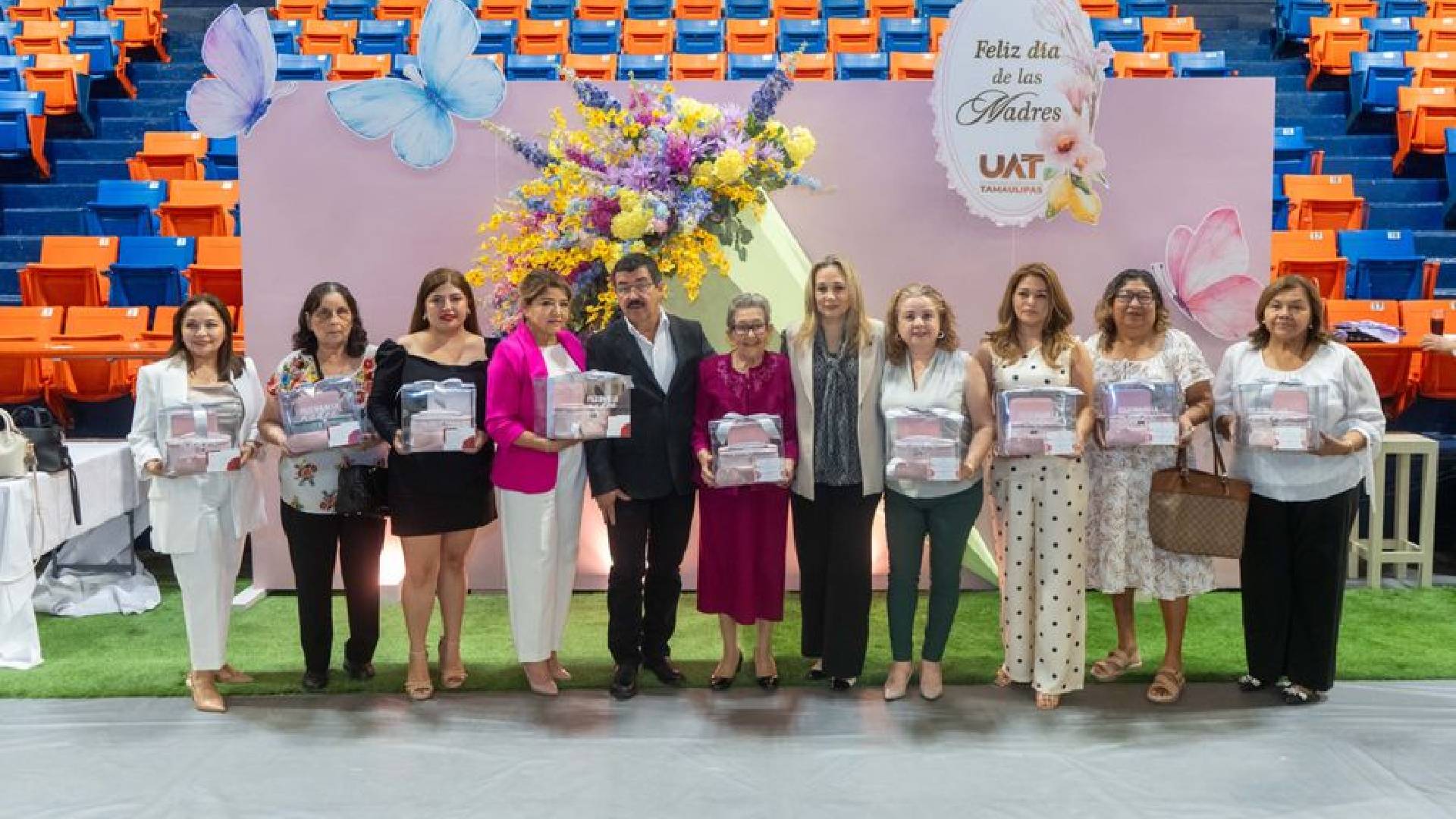 Dámaso Anaya reconoce a madres trabajadoras de la UAT