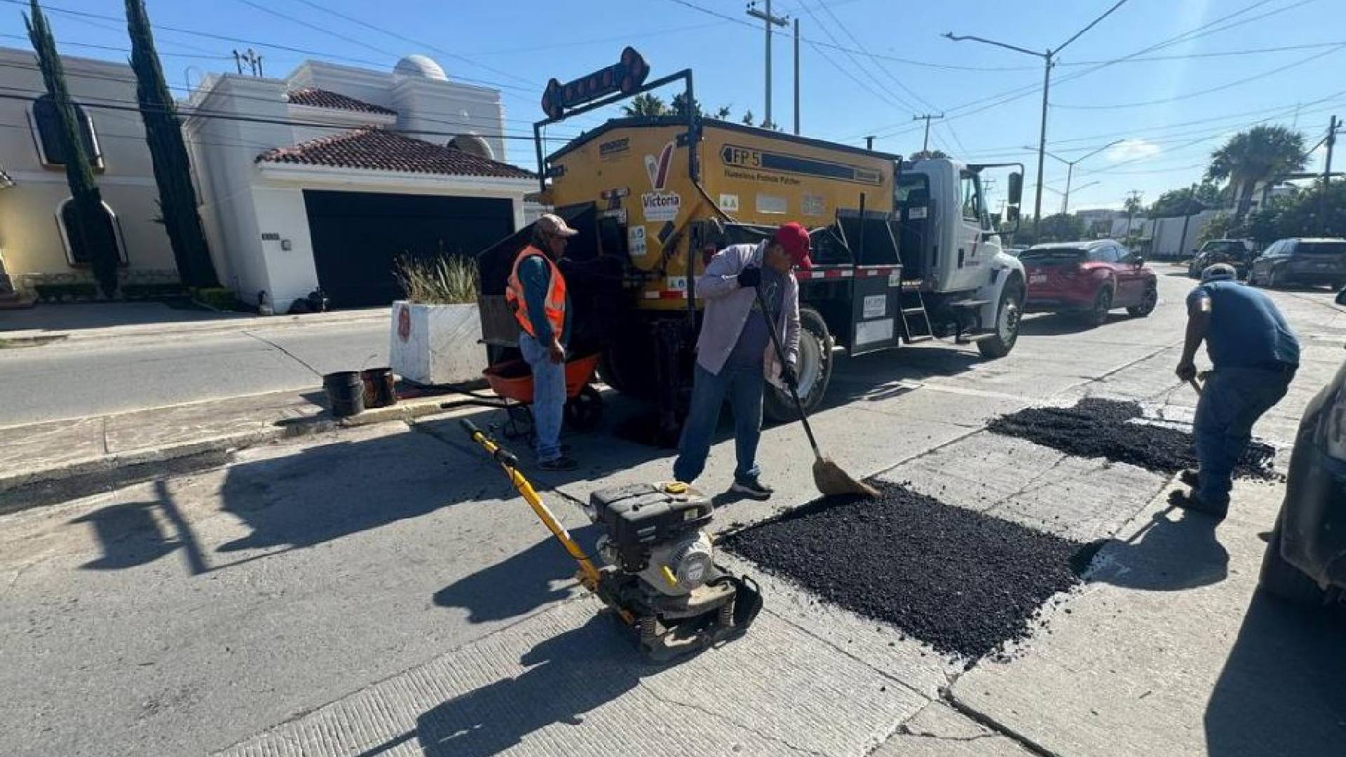 Gobierno de Victoria mantiene trabajos de bacheo y rehabilitación vial