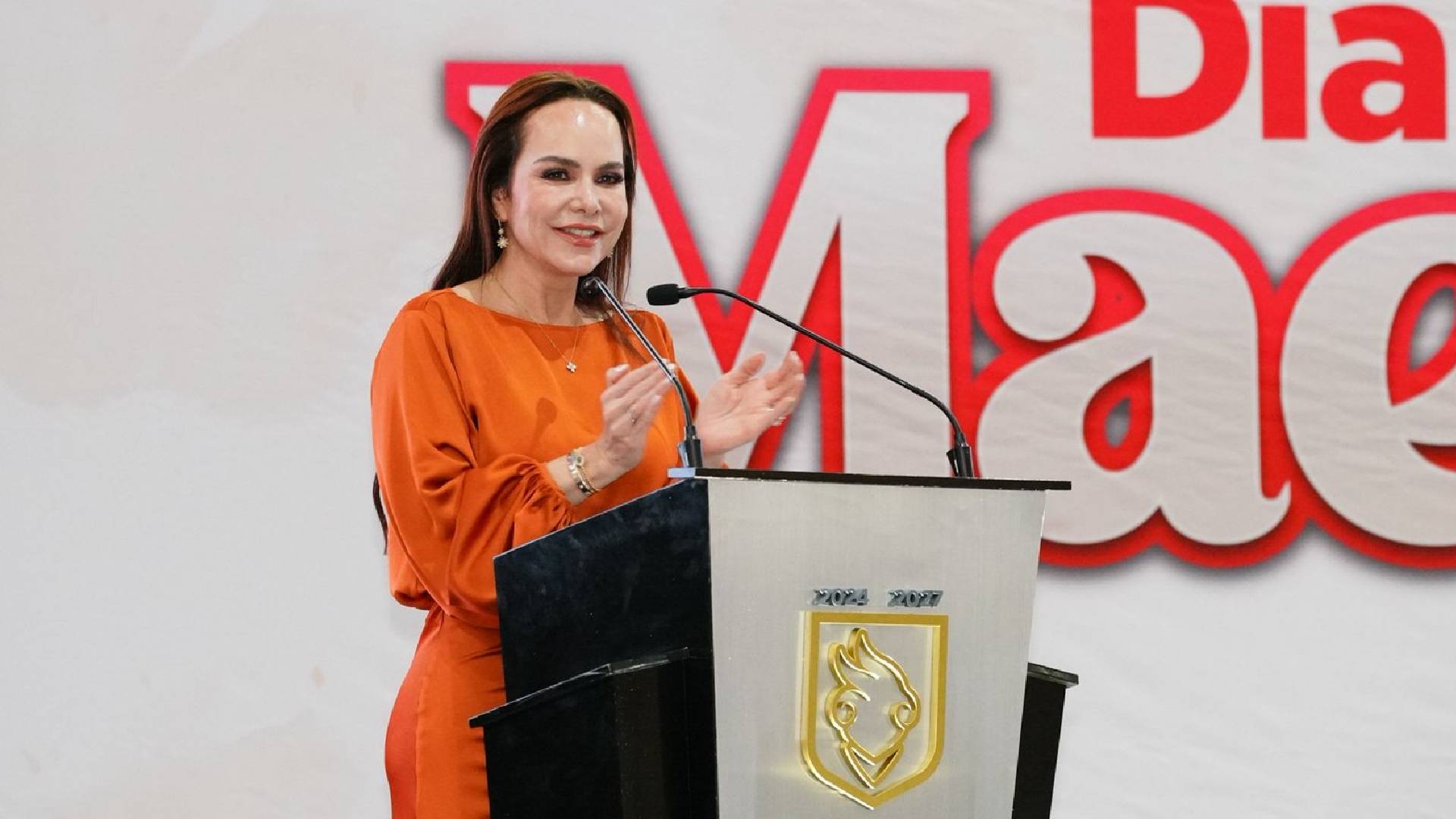 Reconoce Carmen Lilia Canturosas labor del magisterio y entrega bono económico a más de 4 mil maestros