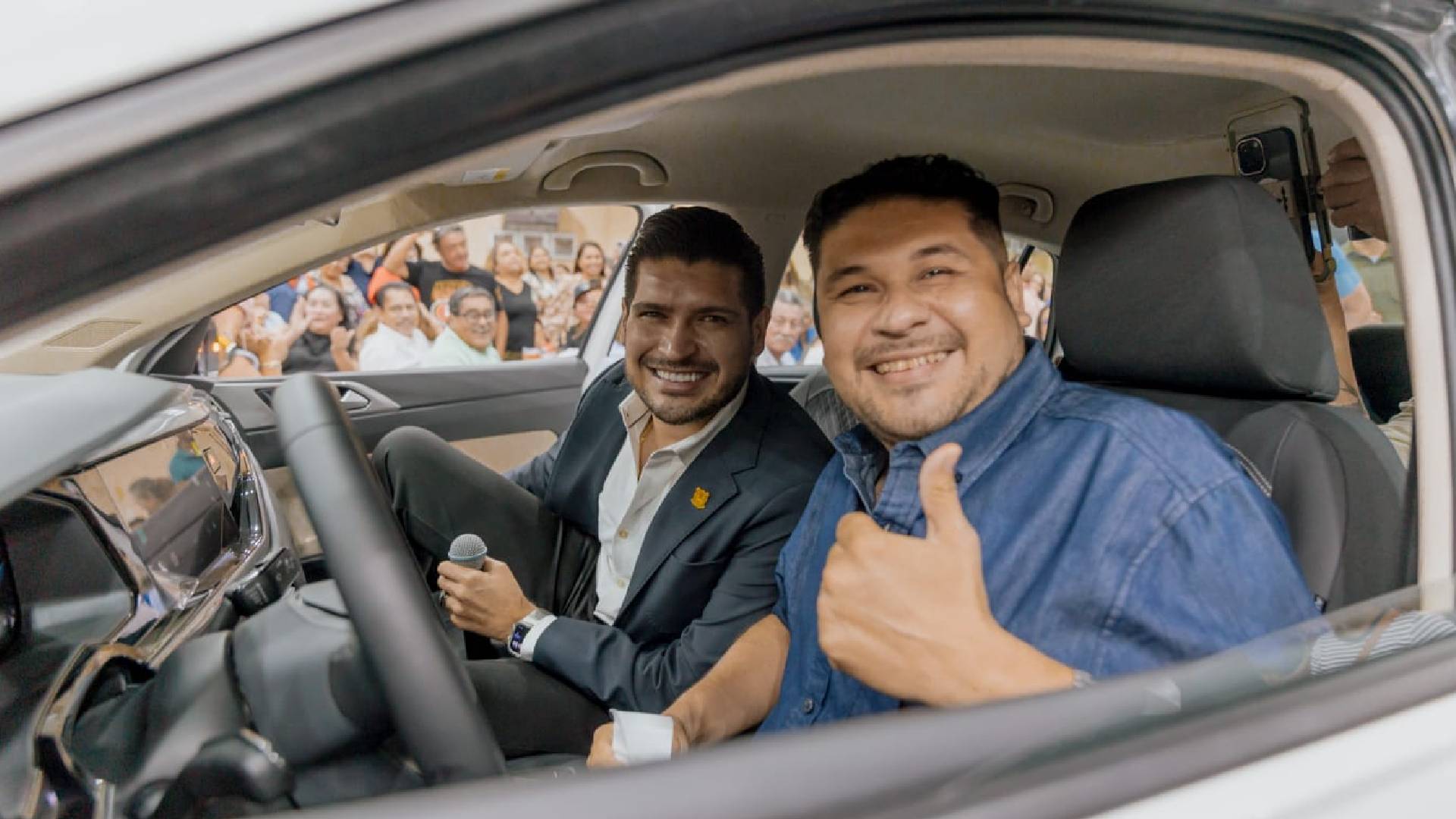Maestro gana automóvil en festejo del Día del Maestro en Matamoros