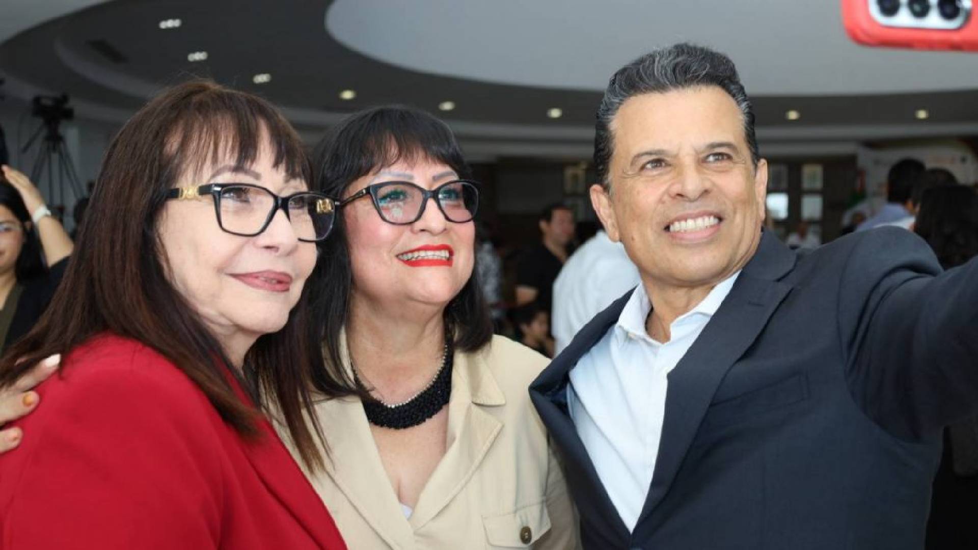 Lalo Gattás reconoce a maestros como pilares de la sociedad