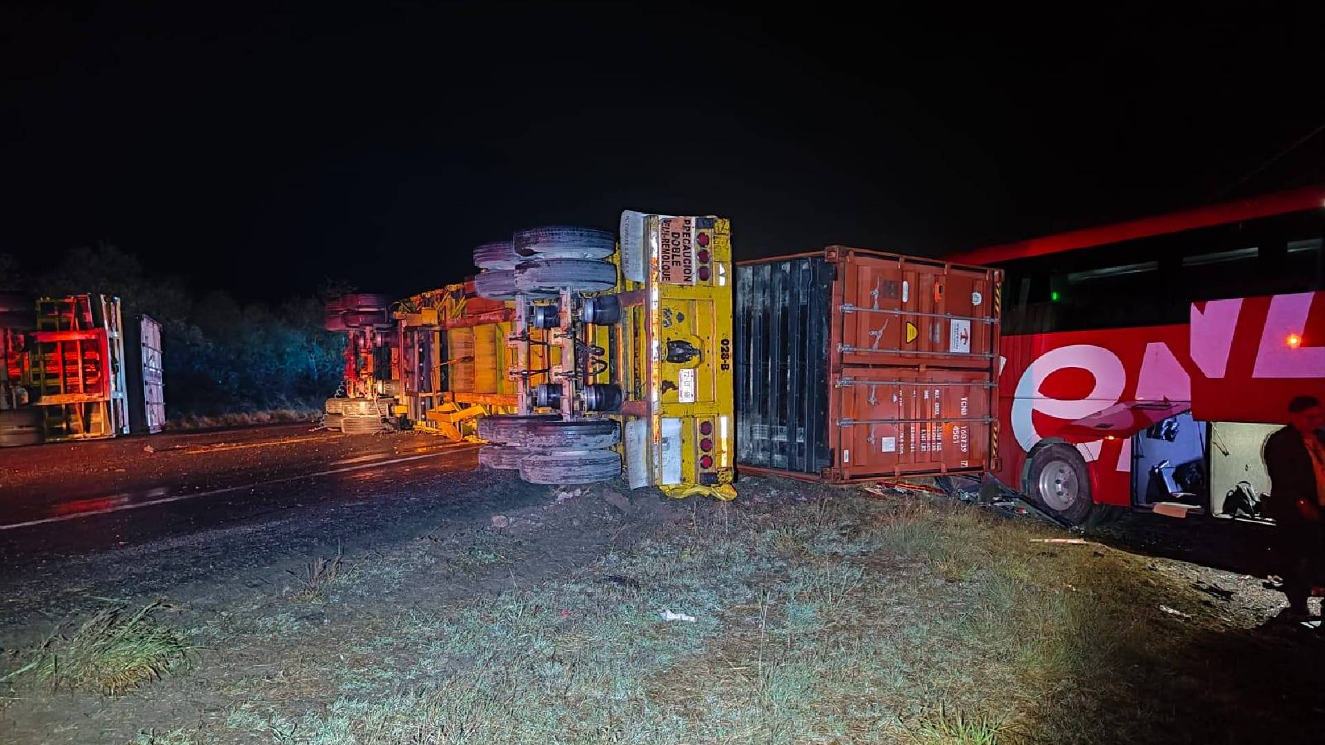 Choque entre tráiler y autobús deja dos lesionados en carretera Victoria-Monterrey