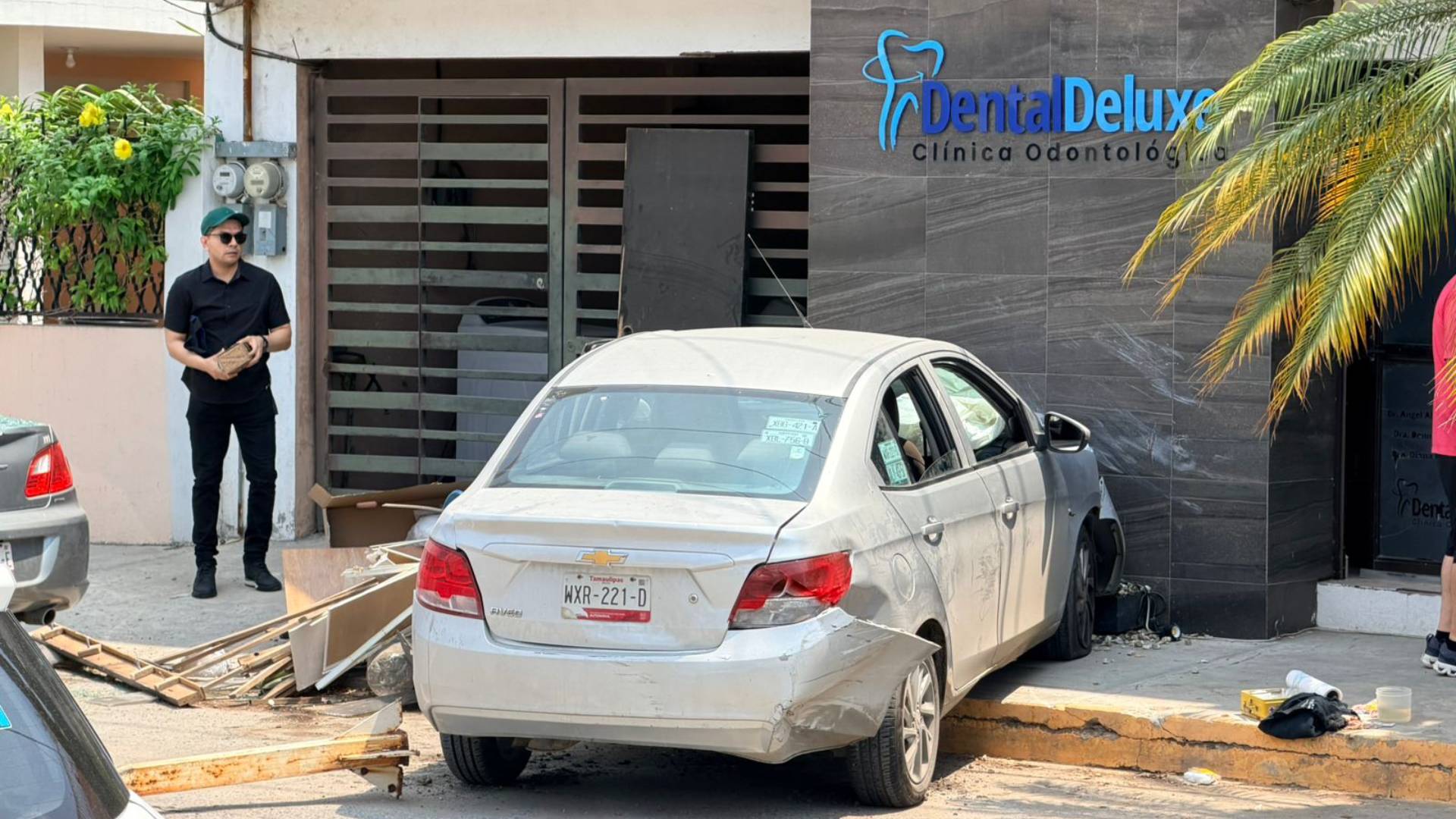 Conductor se estrella contra clínica dental en Madero