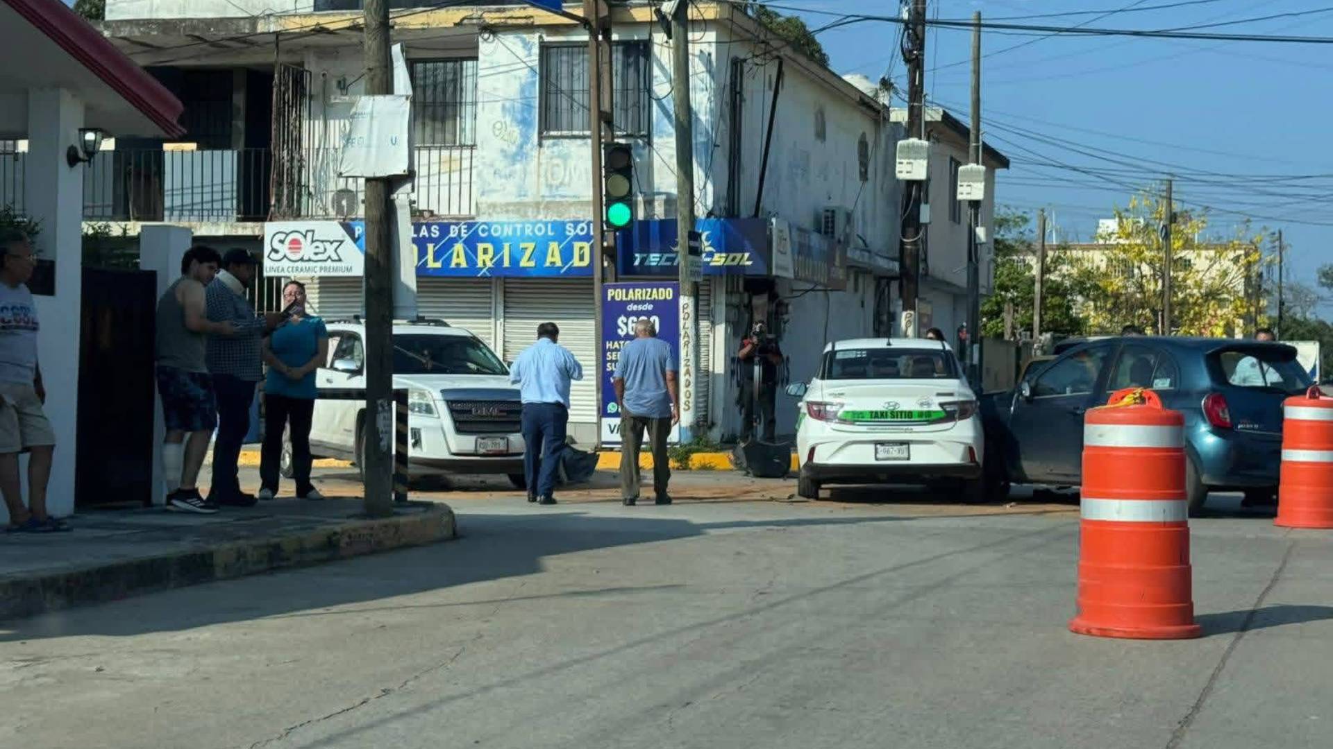 Camioneta acaba sobre la banqueta tras brutal choque en Madero