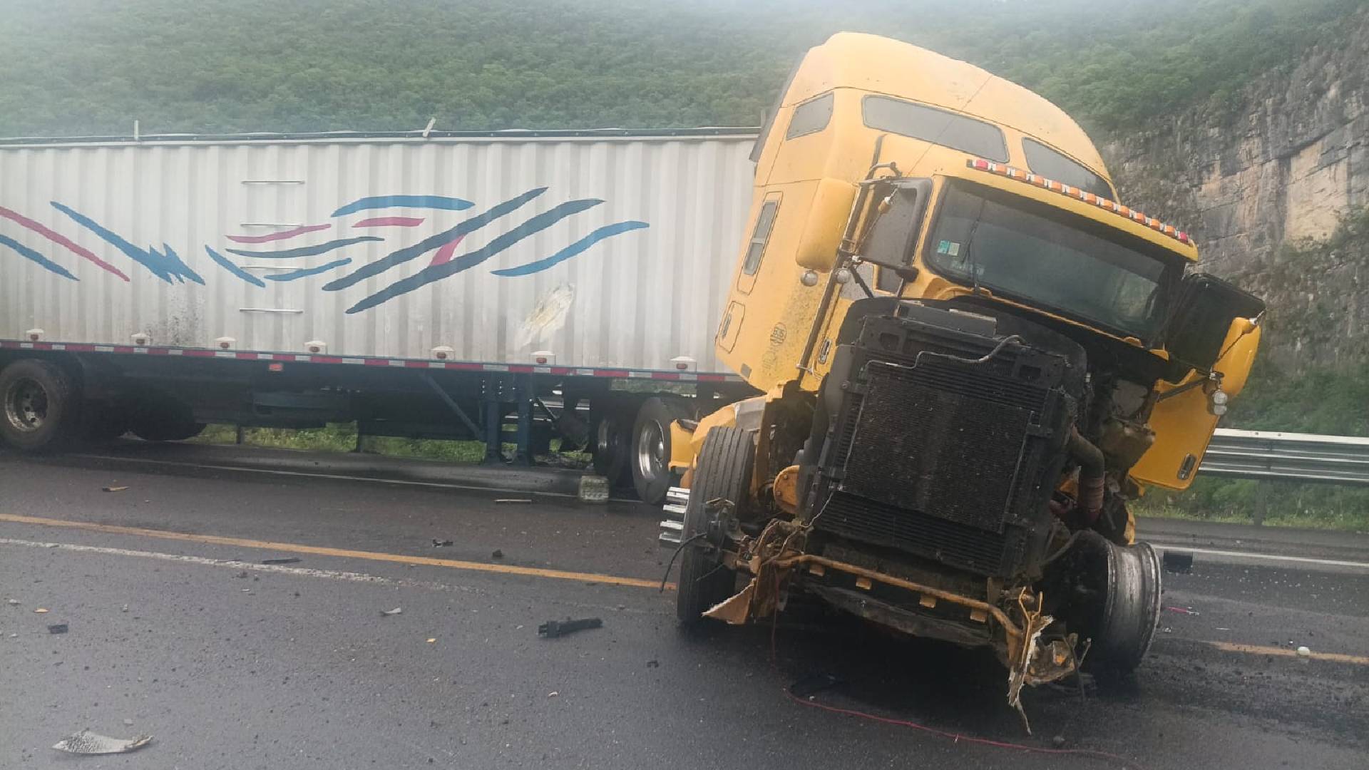 Cierran carretera Rumbo Nuevo tras choque de tráiler en Victoria