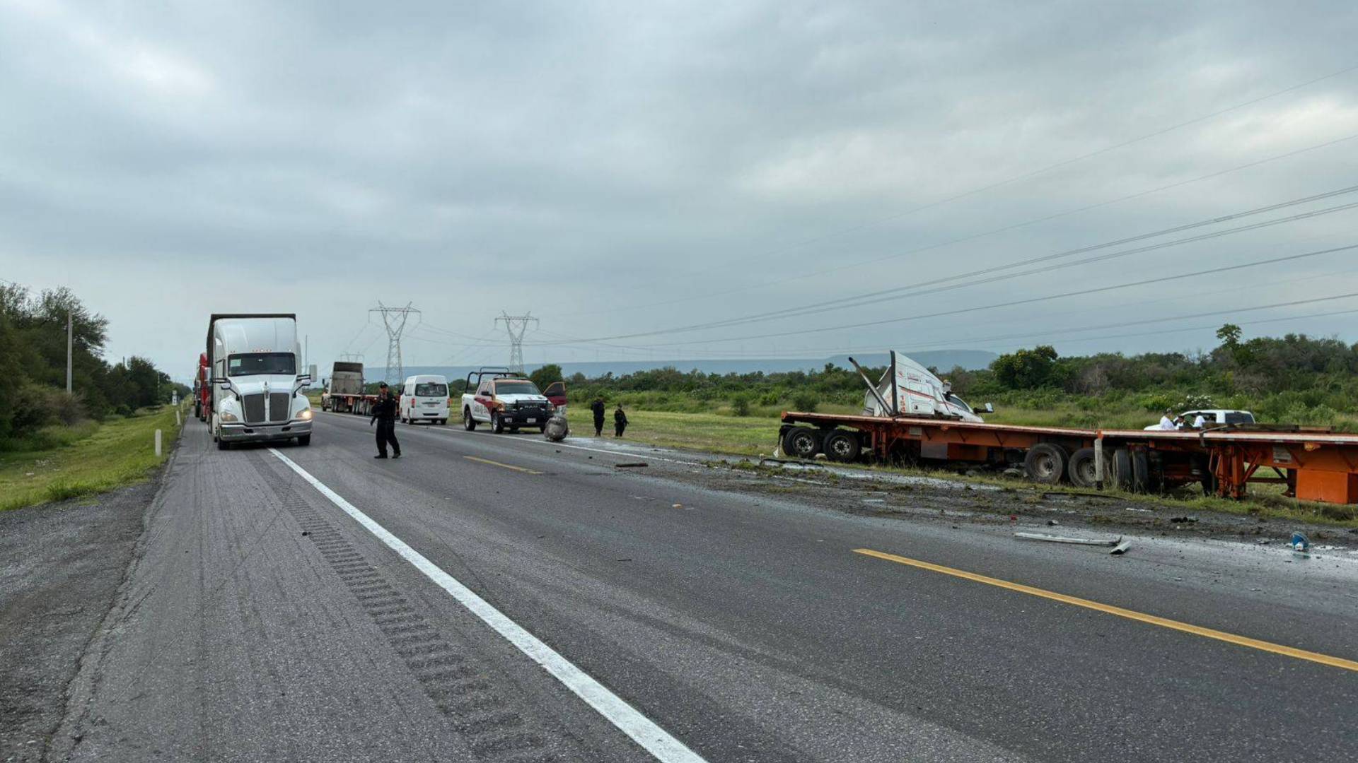 Encontronazo de tractocamiones provoca caos en carretera Victoria – Zaragoza