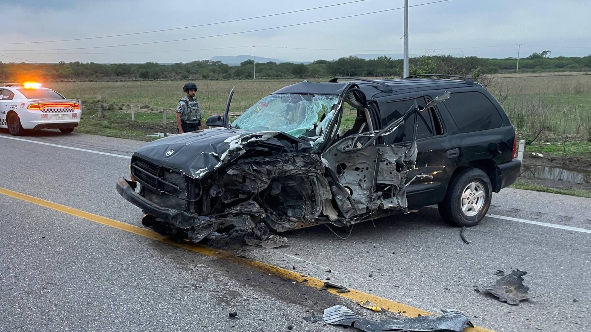 Camioneta queda destrozada tras choque con tráiler en Llera