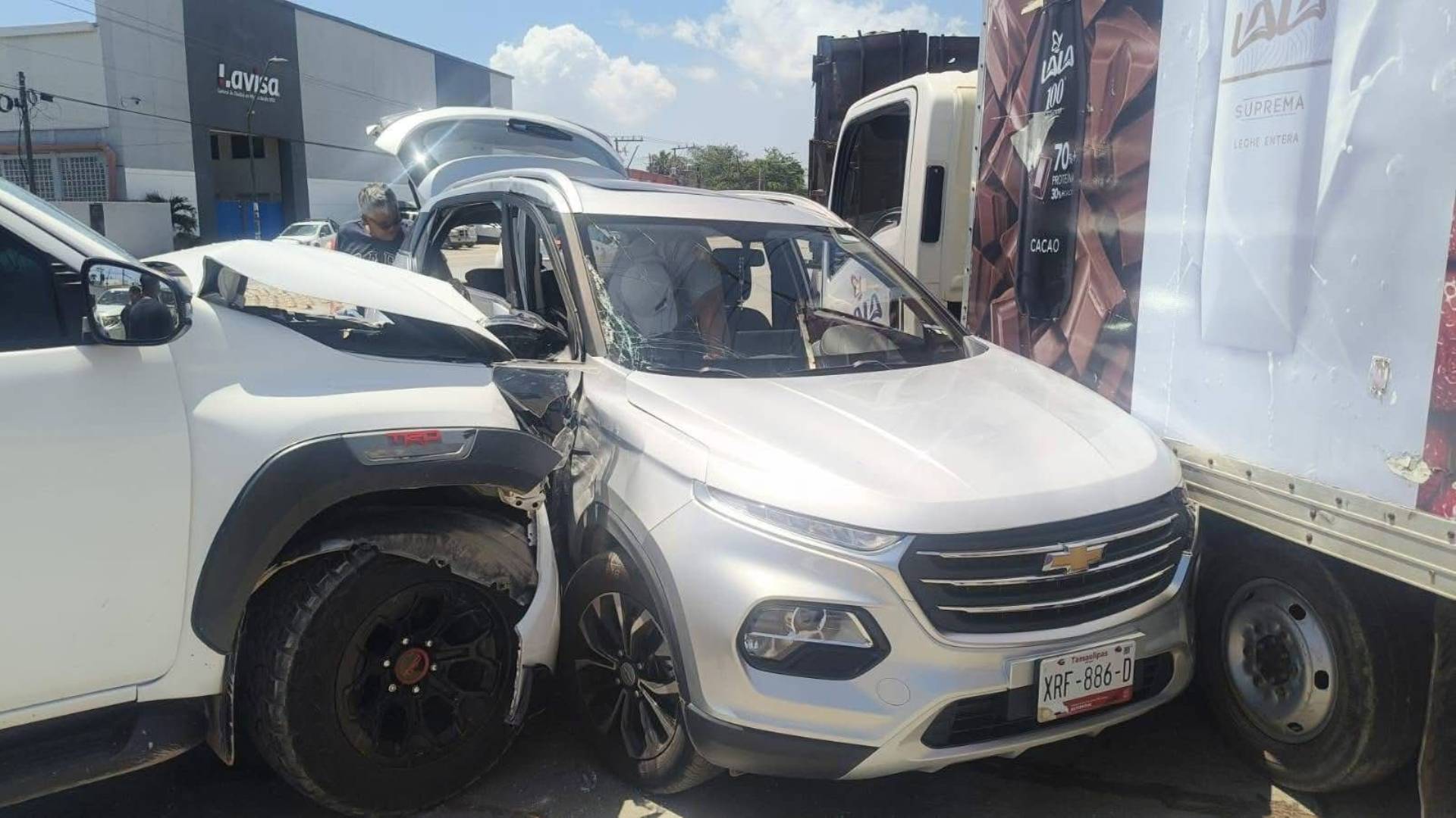 Camioneta queda prensada tras fuerte encontronazo en Altamira