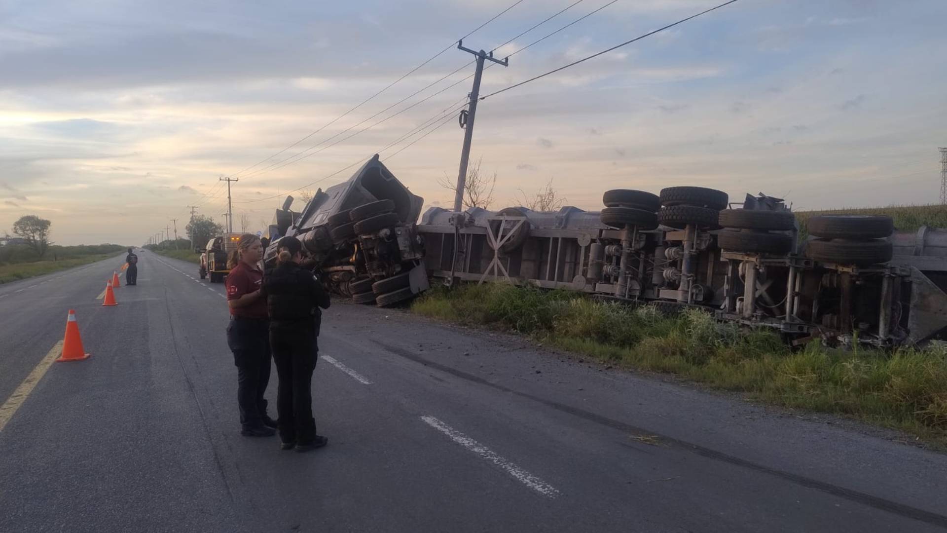 Por usar el celular, vuelca tractocamión con grava en la Reynosa – Nuevo Laredo