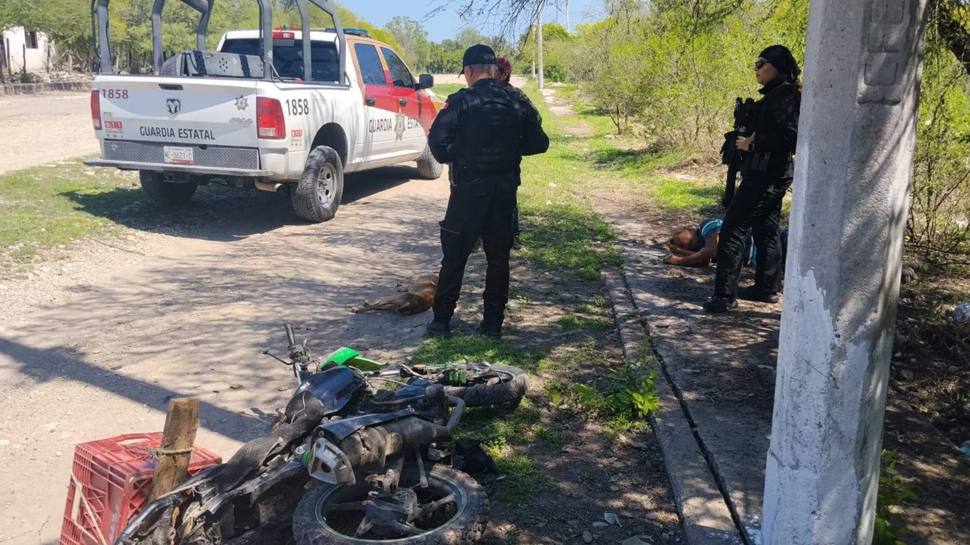 Motociclista se estrella contra poste en Abasolo