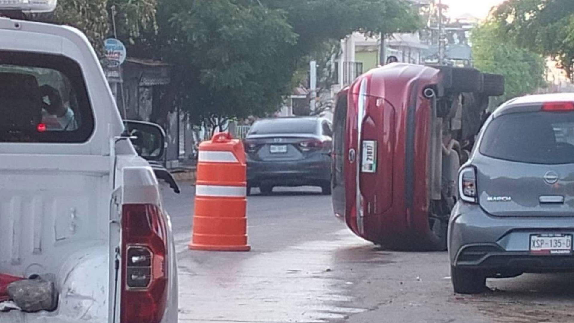 Camioneta vuelca tras estamparse contra auto estacionado en Madero