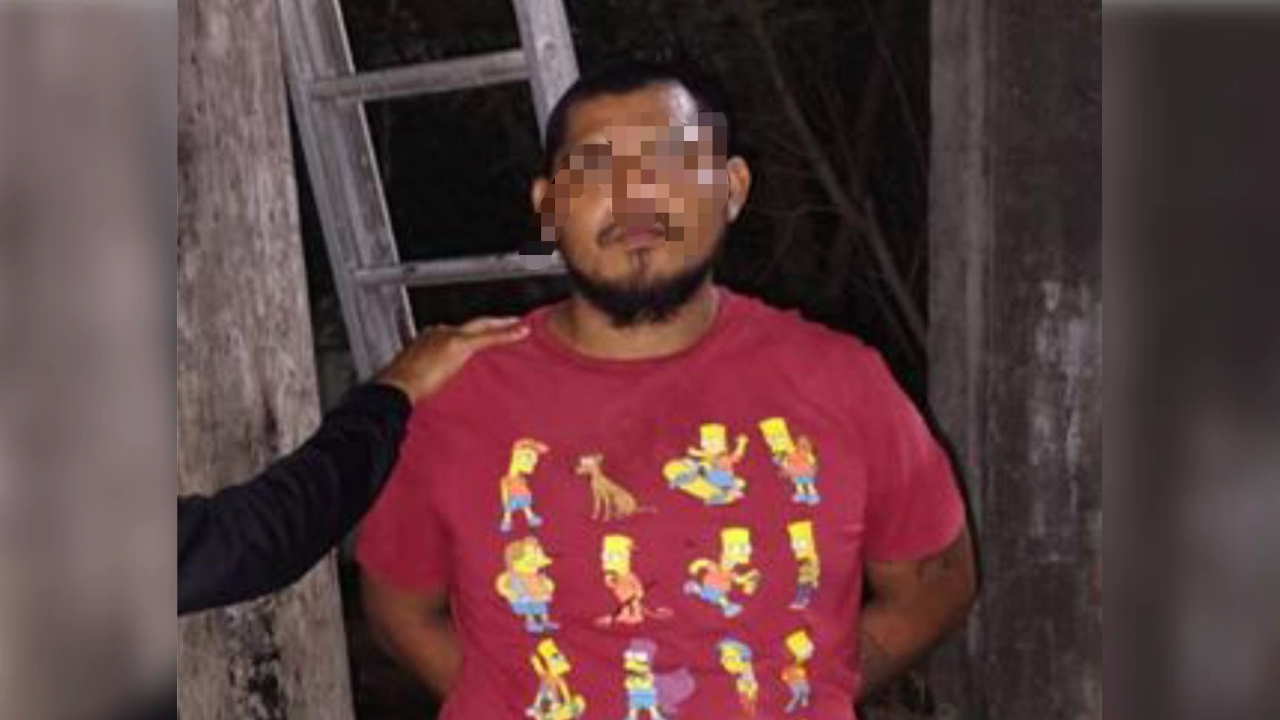 Sorprenden a sujeto instalando cámara de vigilancia en poste de Reynosa
