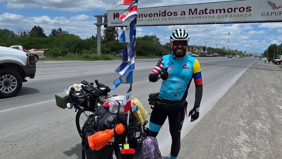 Ciclista colombiano cruza Tamaulipas rumbo al Mundial 2026