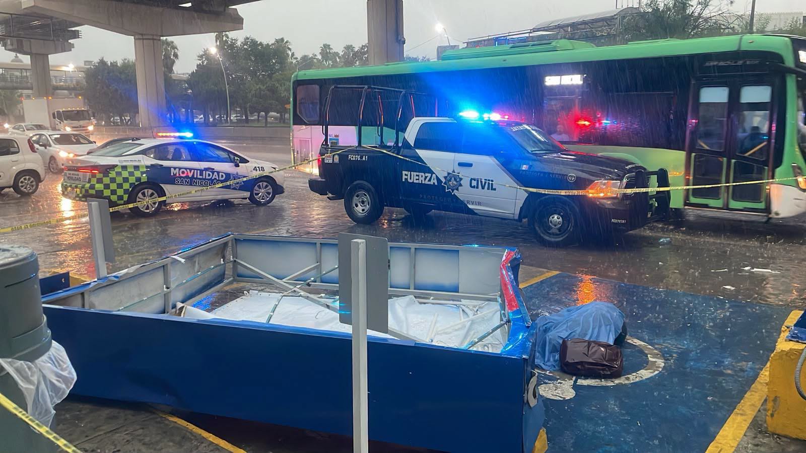Muere mujer tras caerle encima anuncio de Farmacias Benavides