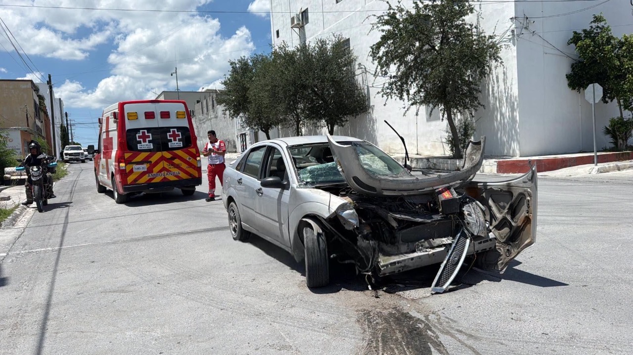 Choque entre ambulancia de Cruz Roja y automóvil deja cuatro lesionados en Reynosa