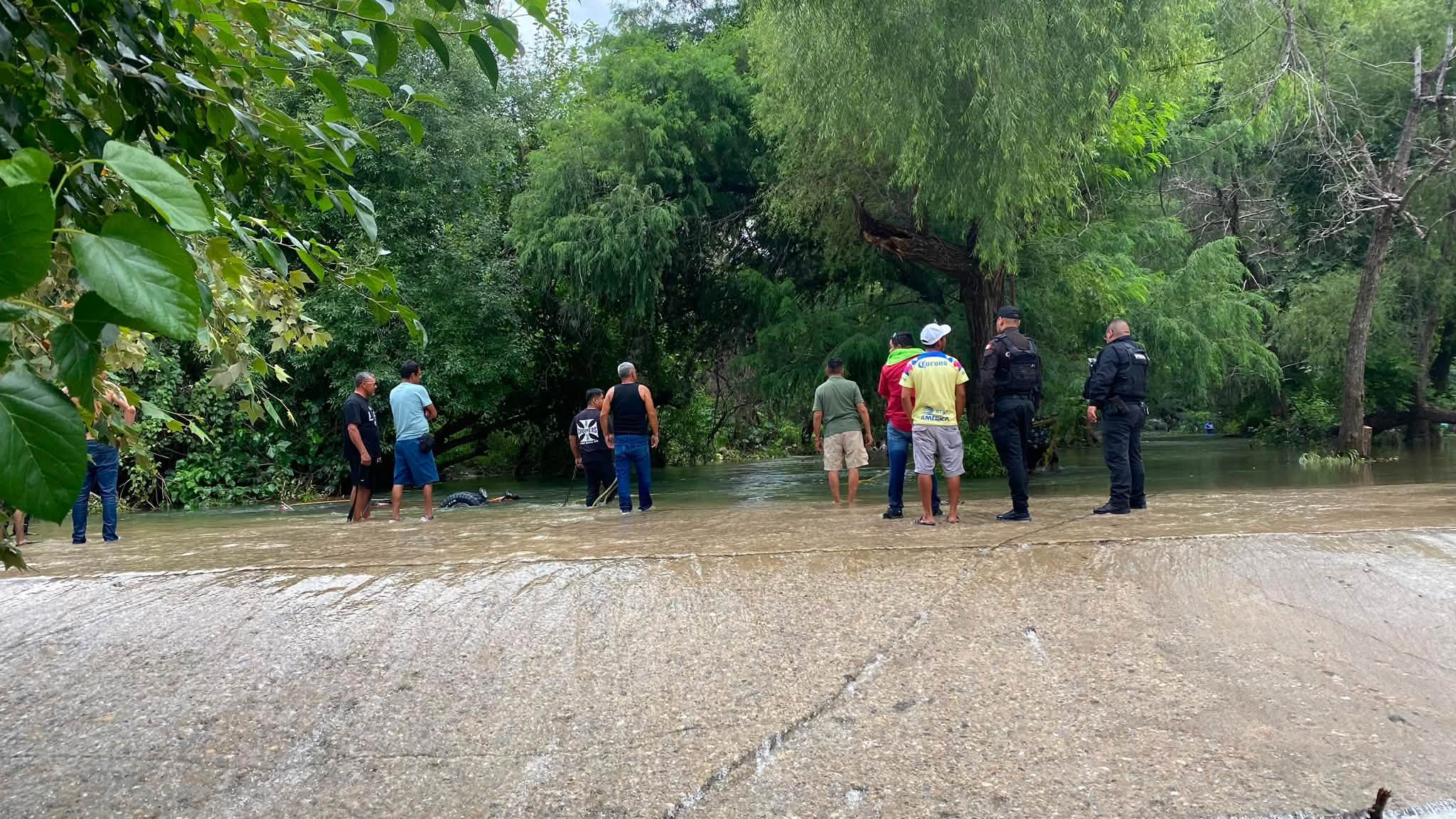 Rescatan a personas atrapadas en el río del ejido La Libertad de Victoria