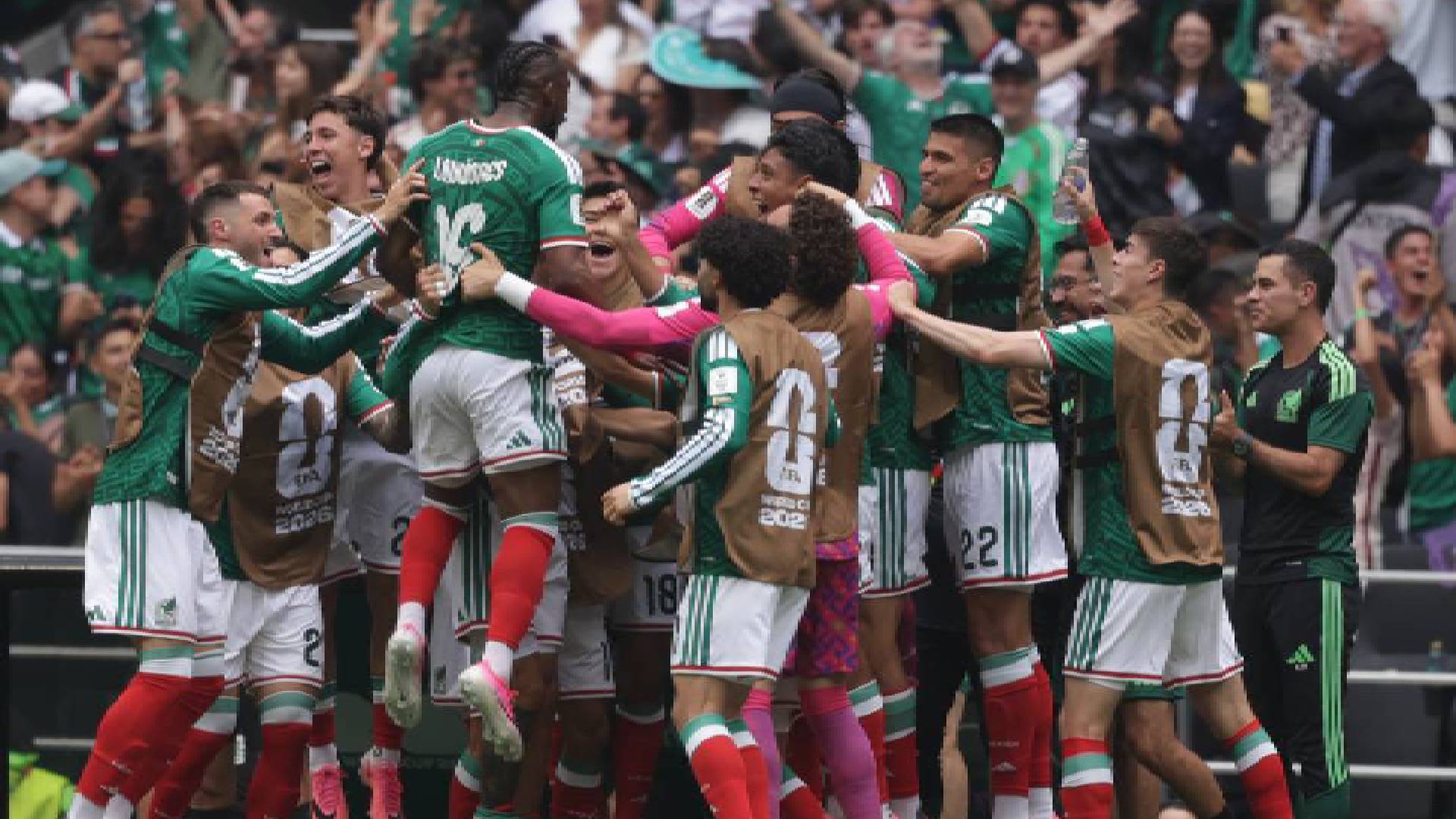 México vence 2-0 a Sudáfrica en la inauguración del Mundial