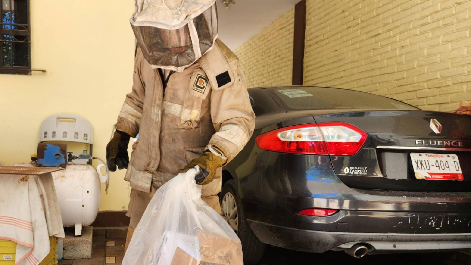 Retiran enjambre de abejas en vivienda de Ciudad Madero