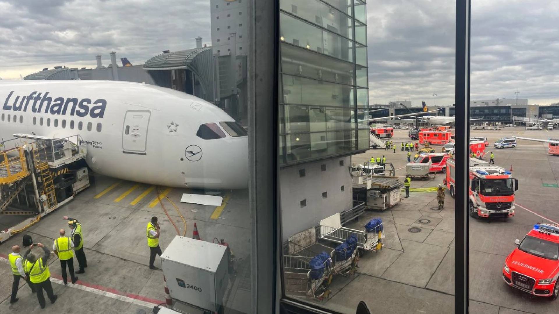 Colapsa tren de aterrizaje de avión en aeropuerto; reportan heridos