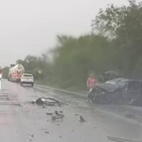 Muere menor tras brutal choque entre autobús y camioneta en la Tampico-Valles
