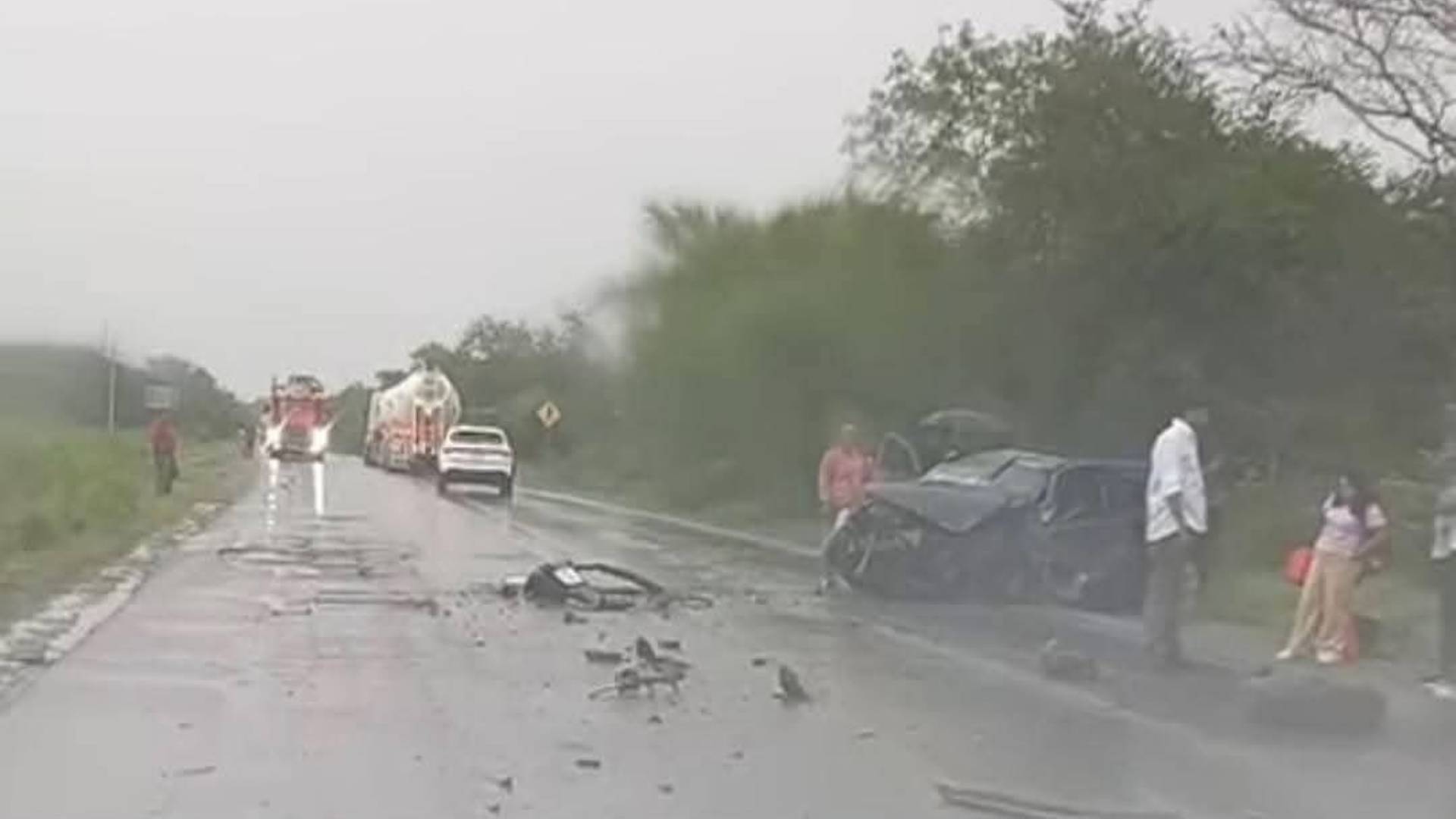 Muere menor tras brutal choque entre autobús y camioneta en la Tampico-Valles